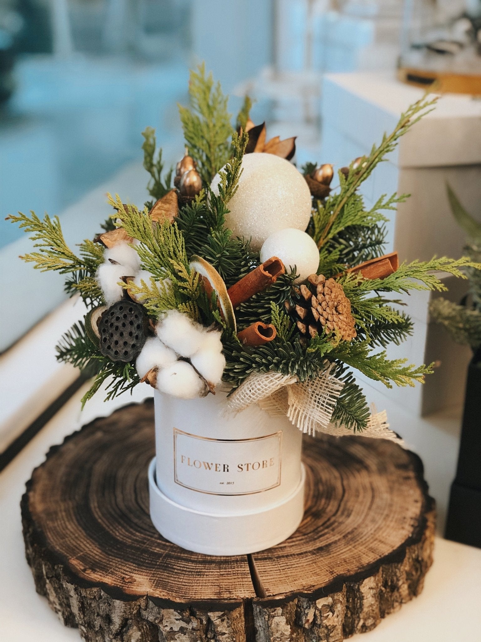 Małe naturalne białe świąteczne pudełko - kwiaty Flower Store Warszawa