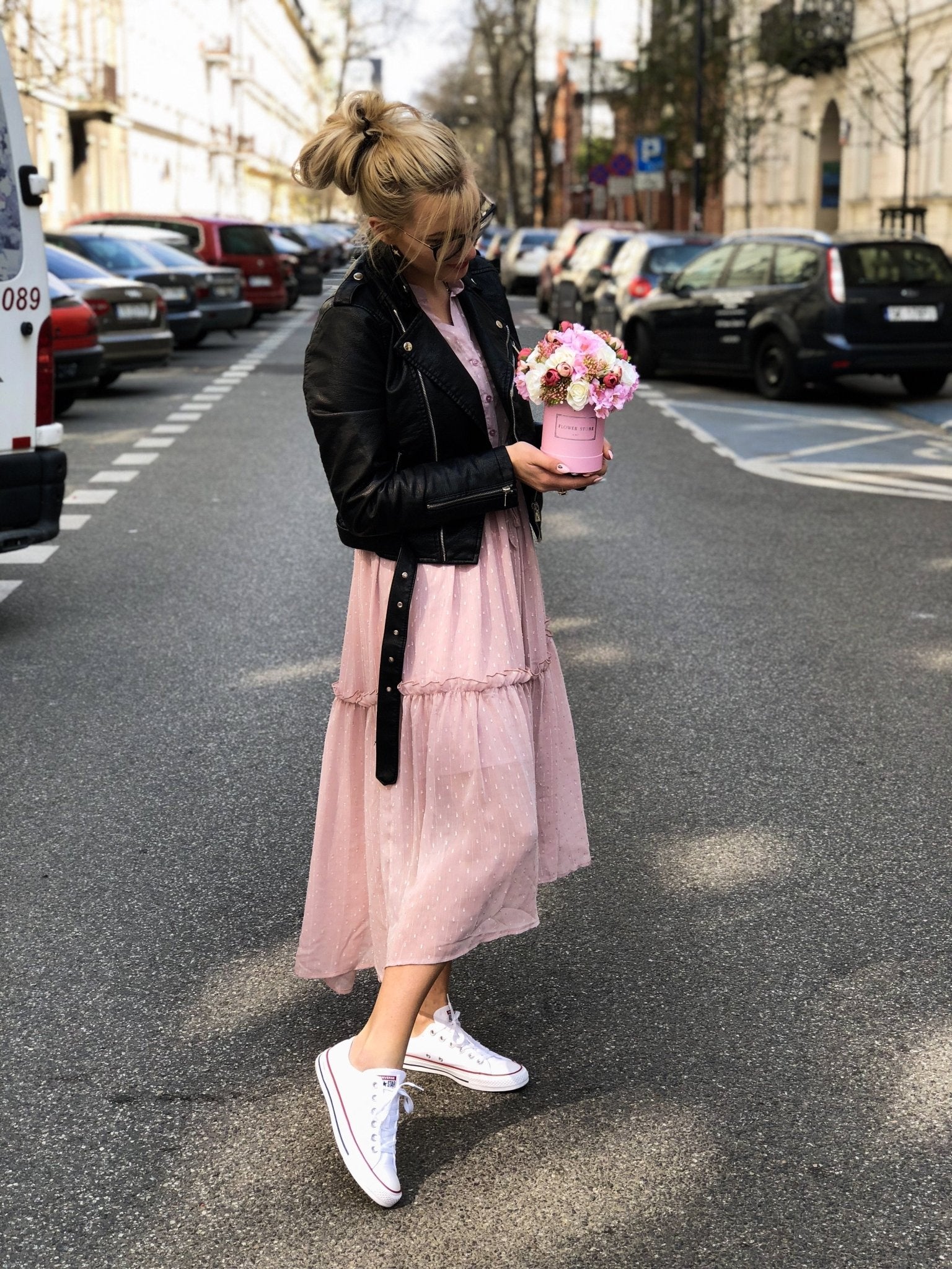 Mały różowy box z kompozycją wiosenną - kwiaty sztuczne - kwiaty Flower Store Warszawa