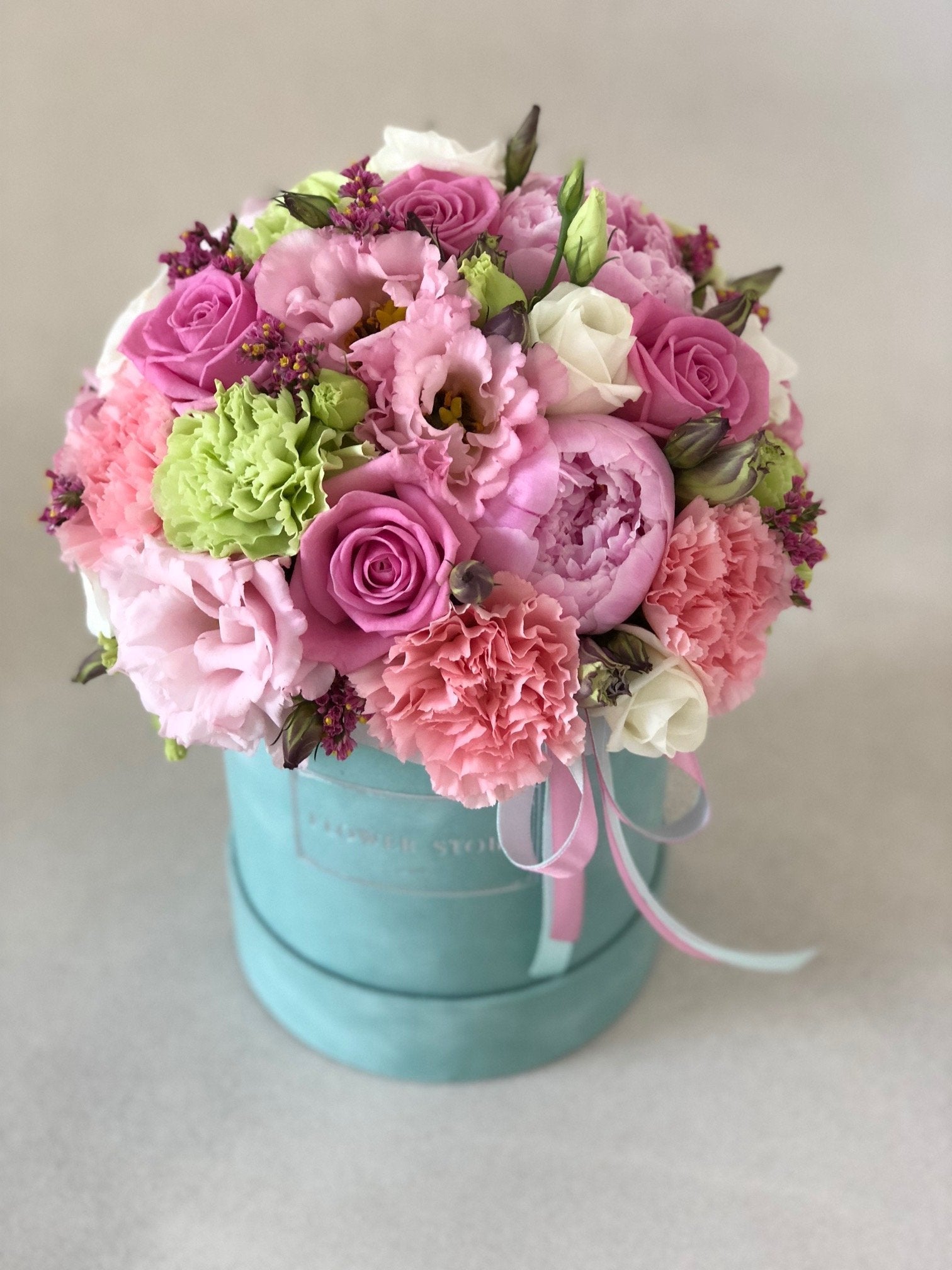 Miętowe Flokowane Pudełko z Wiosennymi Kwiatami – Perfekcyjny Prezent na Każdą Okazję - kwiaty Flower Store Warszawa