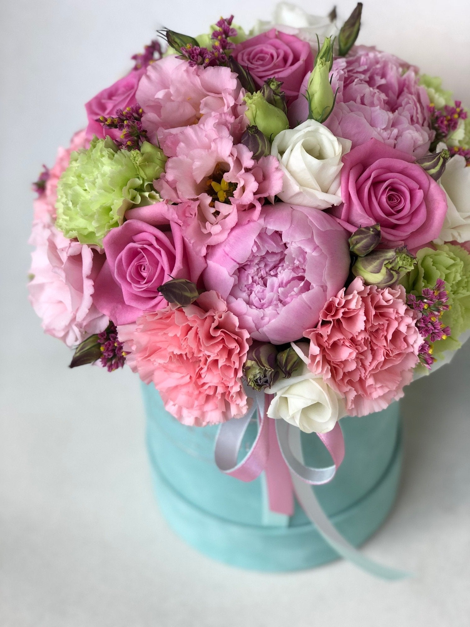 Miętowe Flokowane Pudełko z Wiosennymi Kwiatami – Perfekcyjny Prezent na Każdą Okazję - kwiaty Flower Store Warszawa