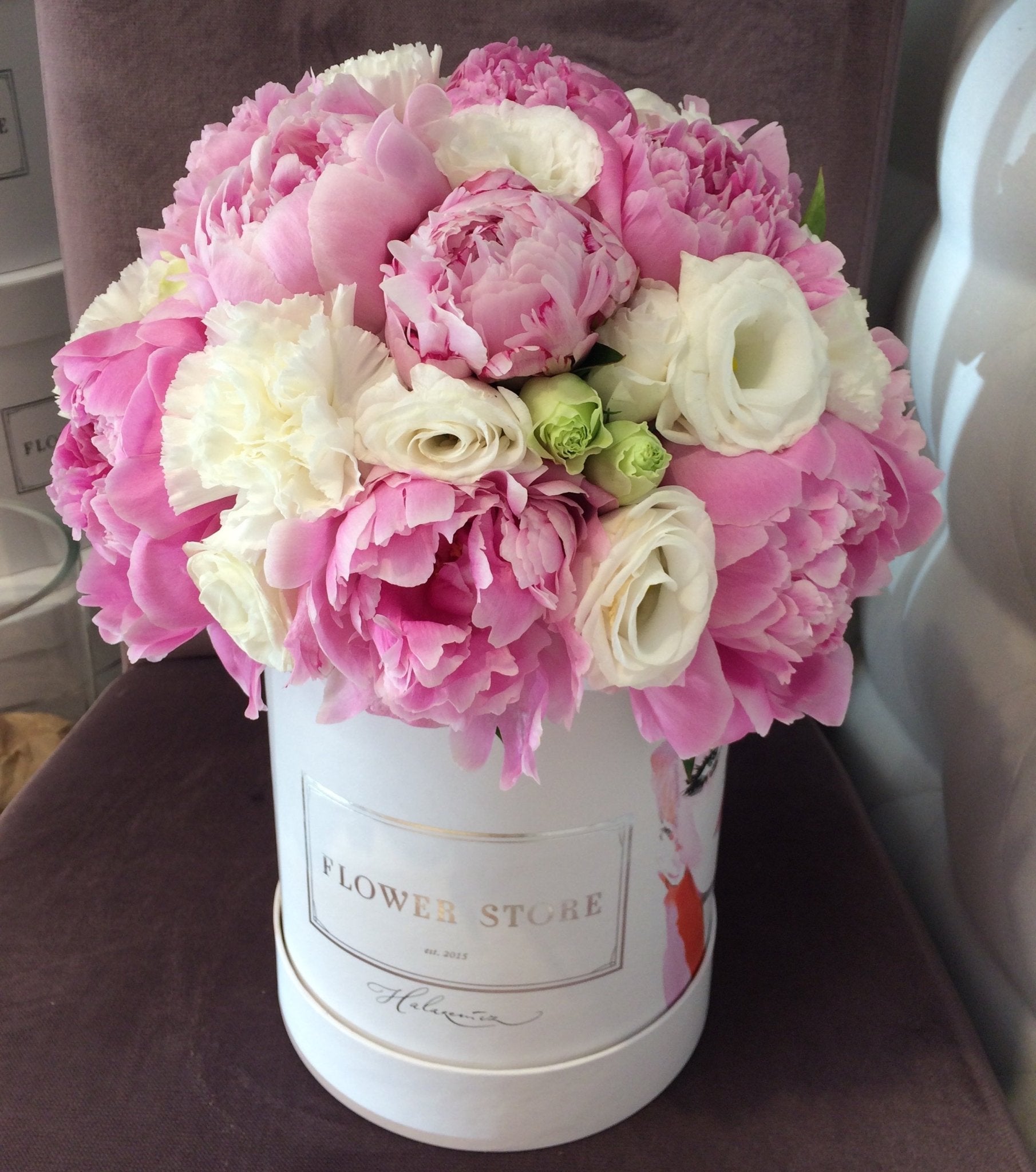 Peonie w białym flowerboxie - kwiaty Flower Store Warszawa