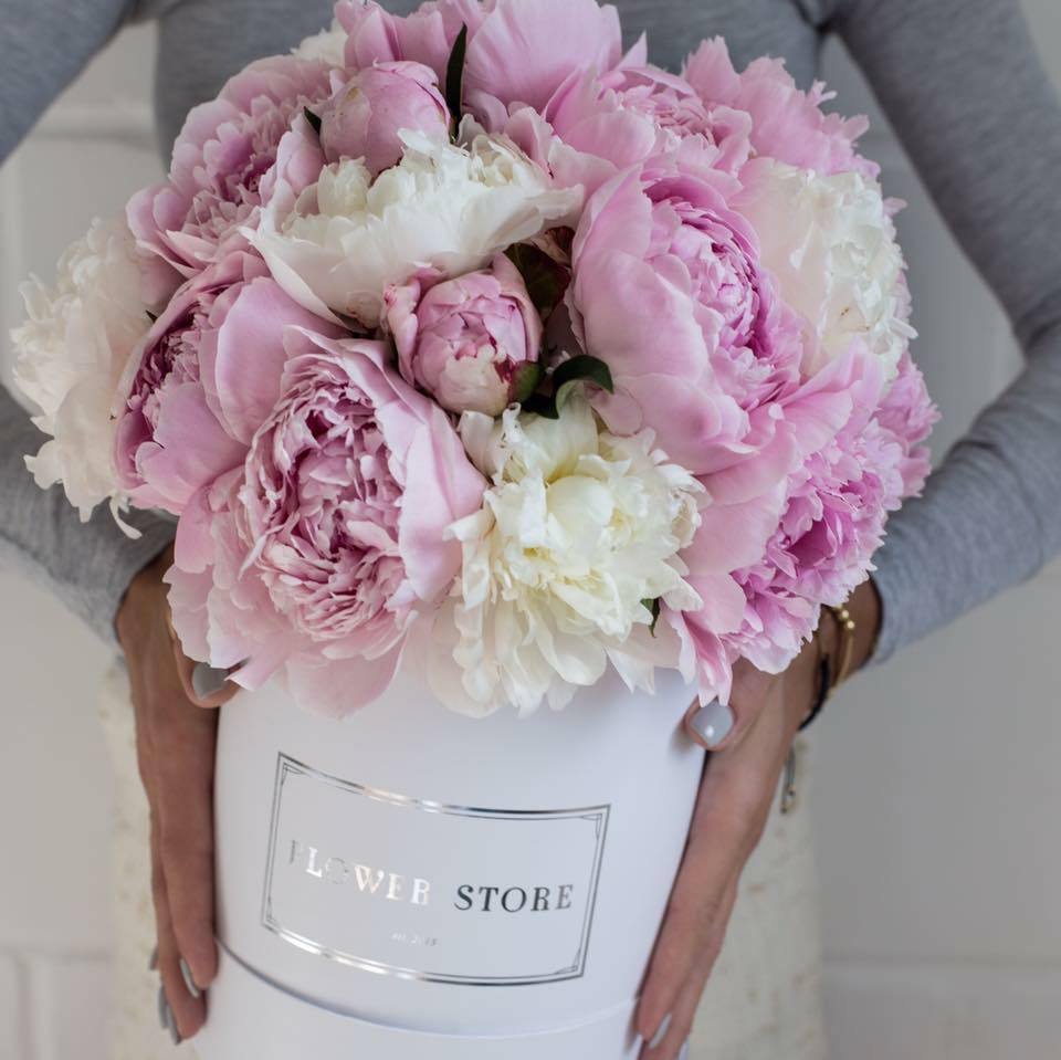 Peonie w Białym Flowerboxie - kwiaty Flower Store Warszawa