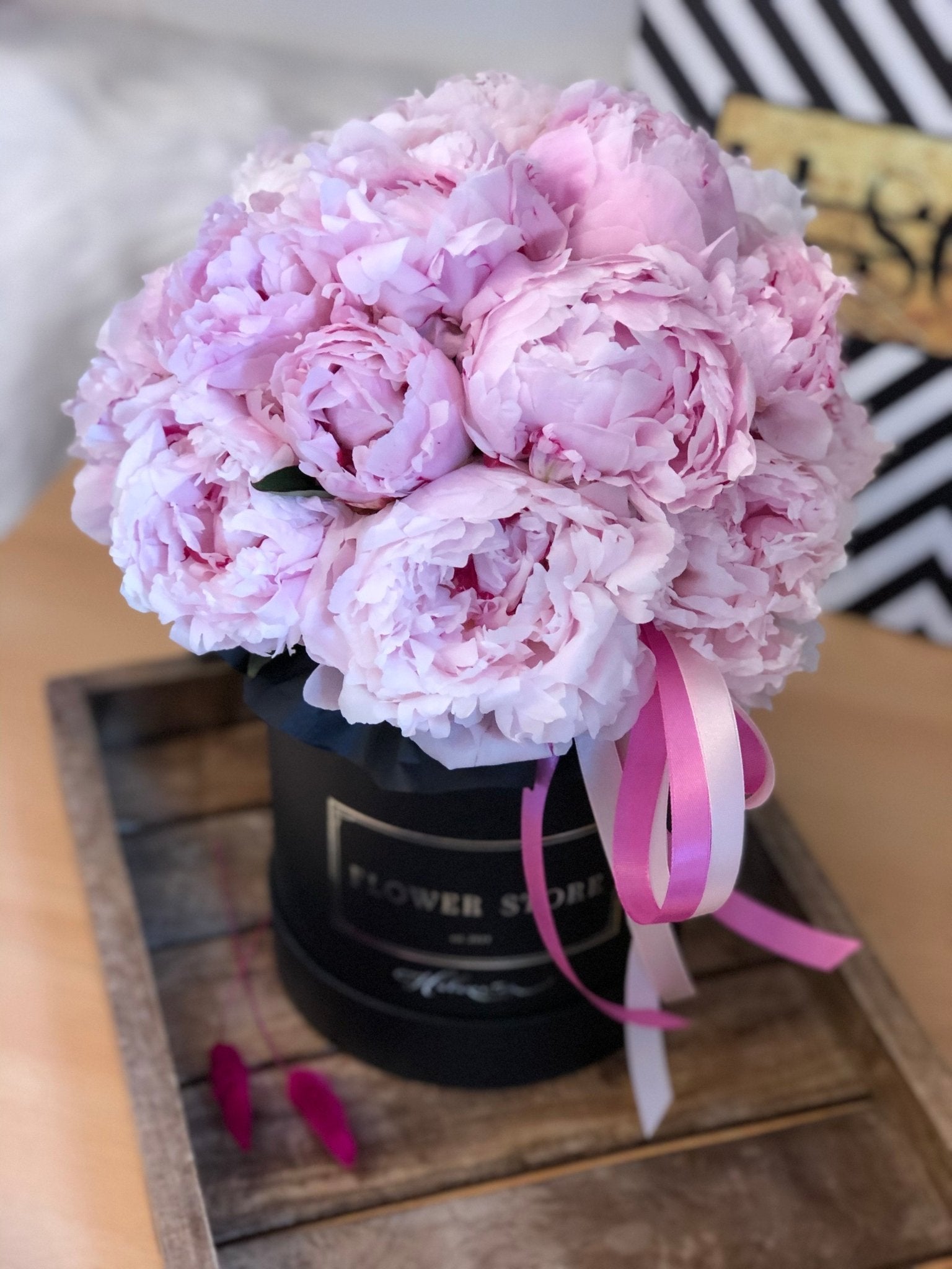 Peonie w dużym czarnym pudełku z grafiką Anny Halarewicz - kwiaty żywe - kwiaty Flower Store Warszawa