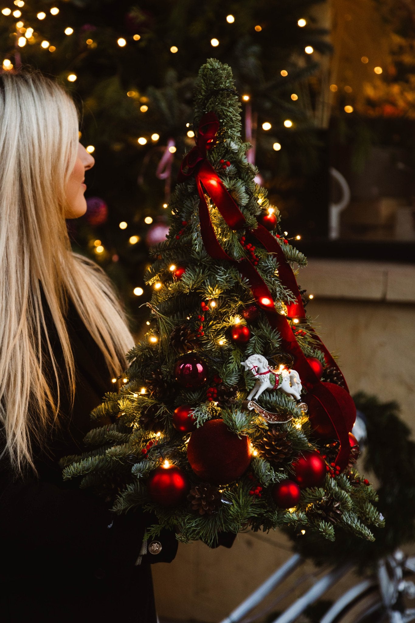 Piękna, naturalna, ręcznie robiona choinka z jodły nobilis - kwiaty Flower Store Warszawa