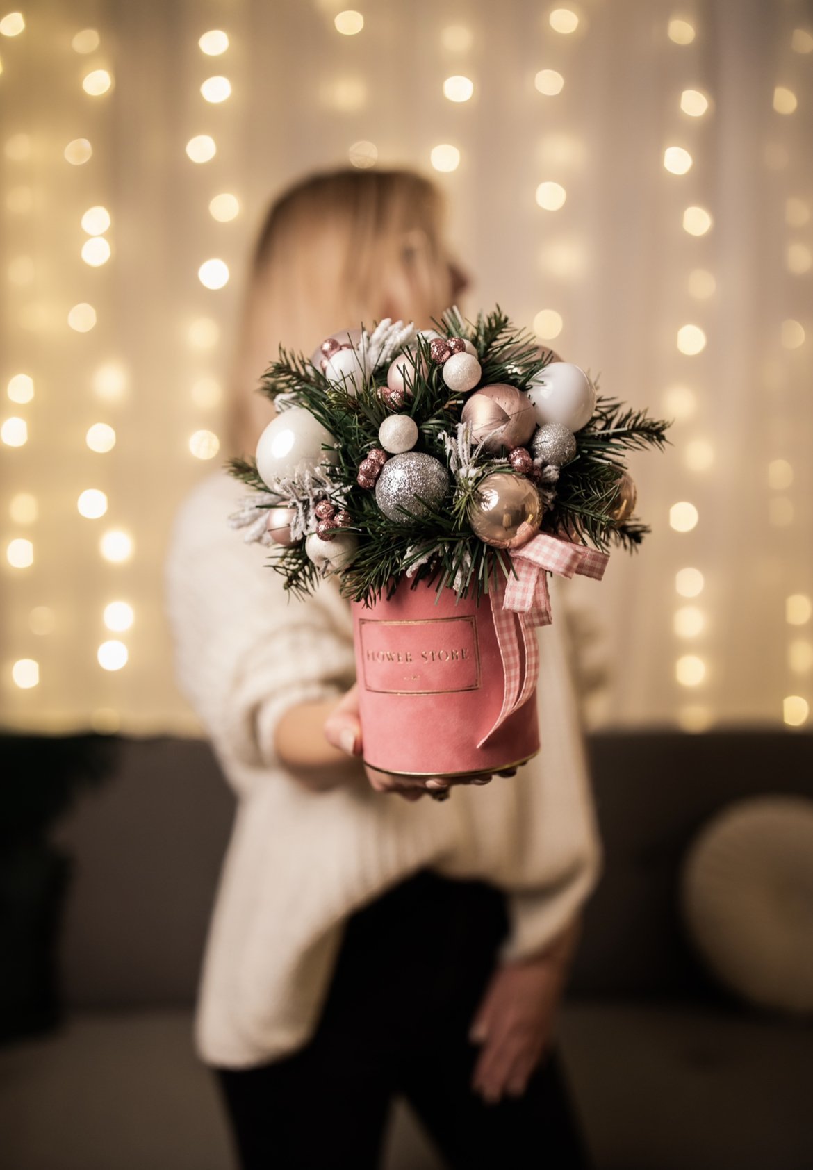 Różowe świąteczne pudełko - kwiaty Flower Store Warszawa