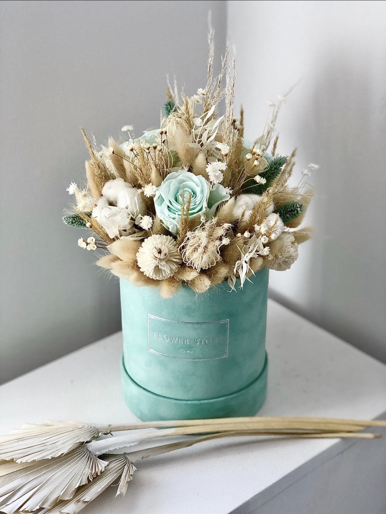 Średni miętowy flokowany suszony flowerbox z 3 wiecznymi różami - kwiaty Flower Store Warszawa