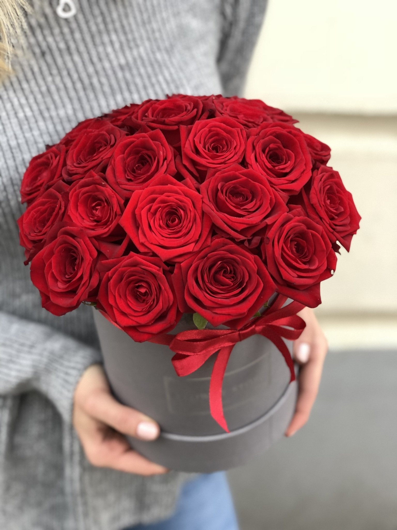 Średni szary flowerbox z czerwonymi żywymi różami - kwiaty Flower Store Warszawa