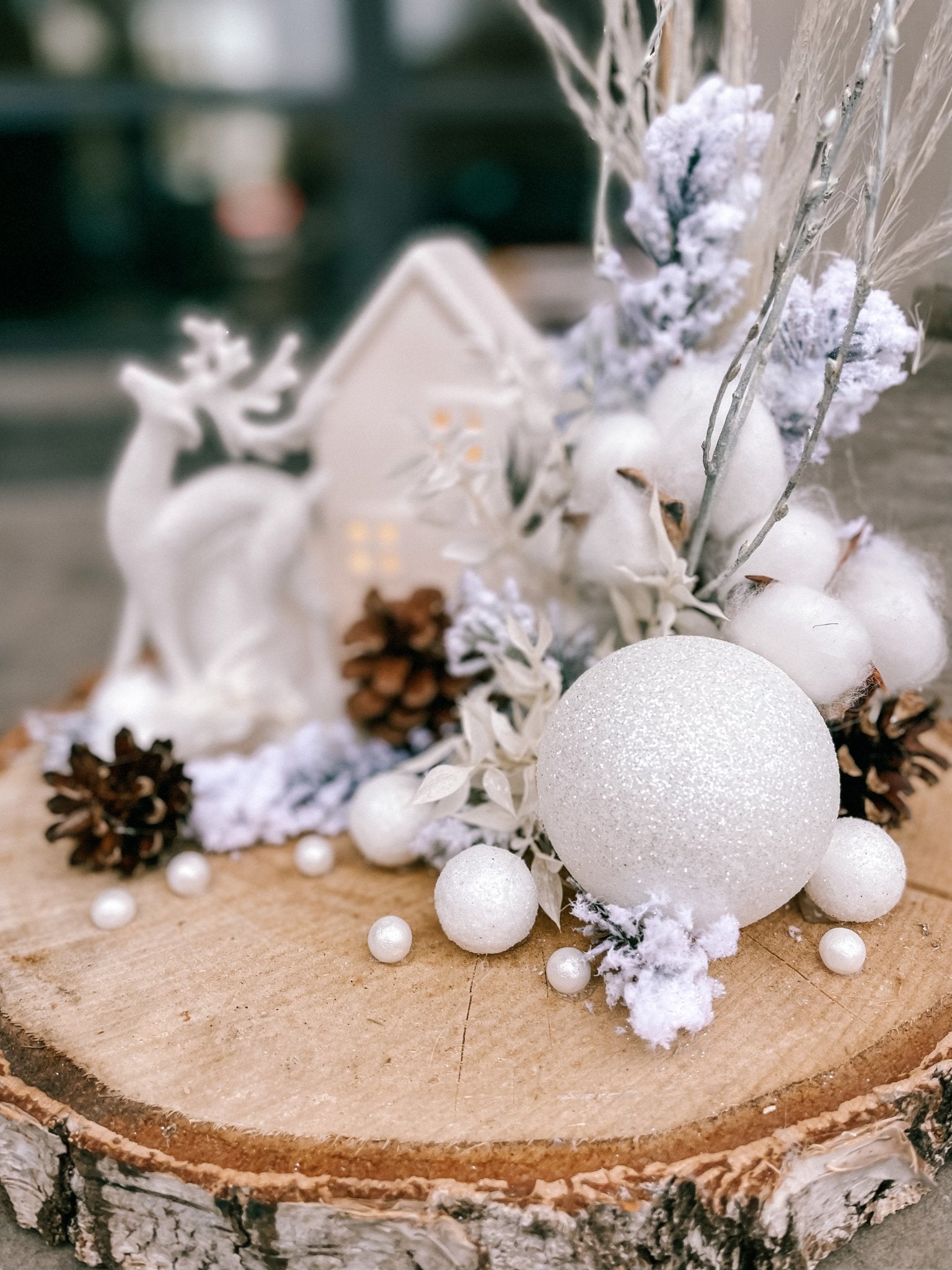 Stroik świątecznym biały na drewnianym płacie - kwiaty Flower Store Warszawa