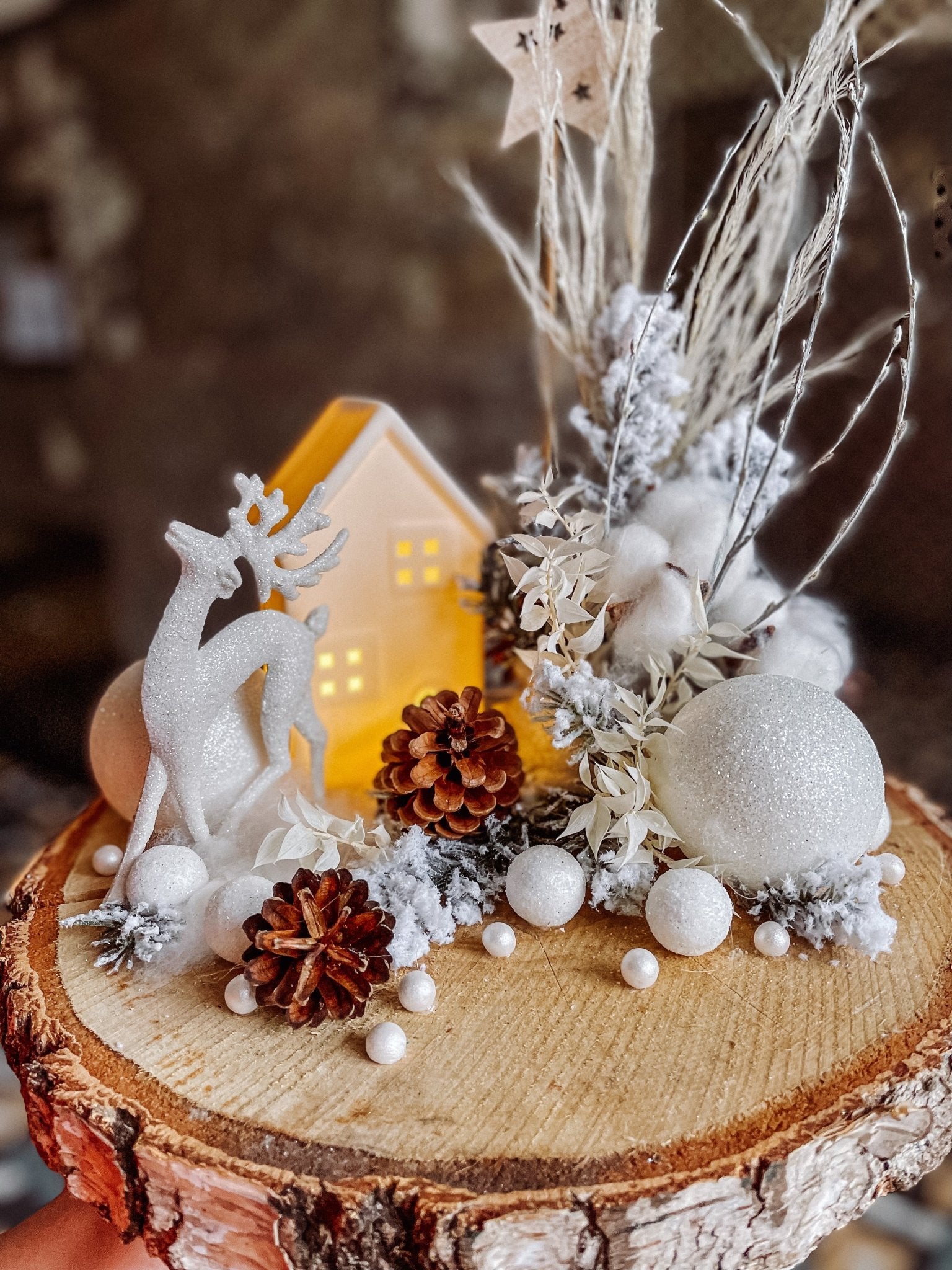 Stroik świątecznym biały na drewnianym płacie - kwiaty Flower Store Warszawa