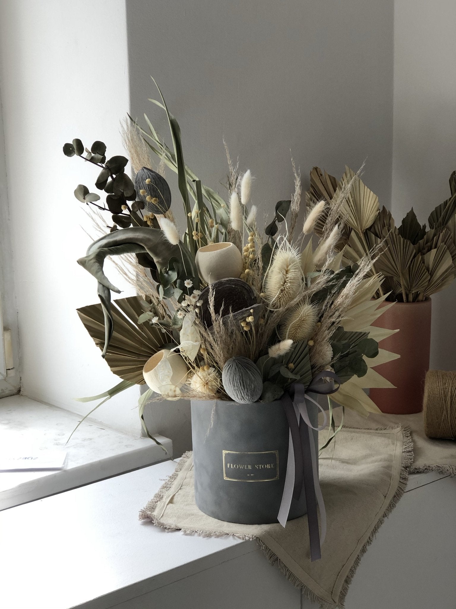 Suszona kompozycja szarym flokowanym flowerboxie GREY - kwiaty Flower Store Warszawa
