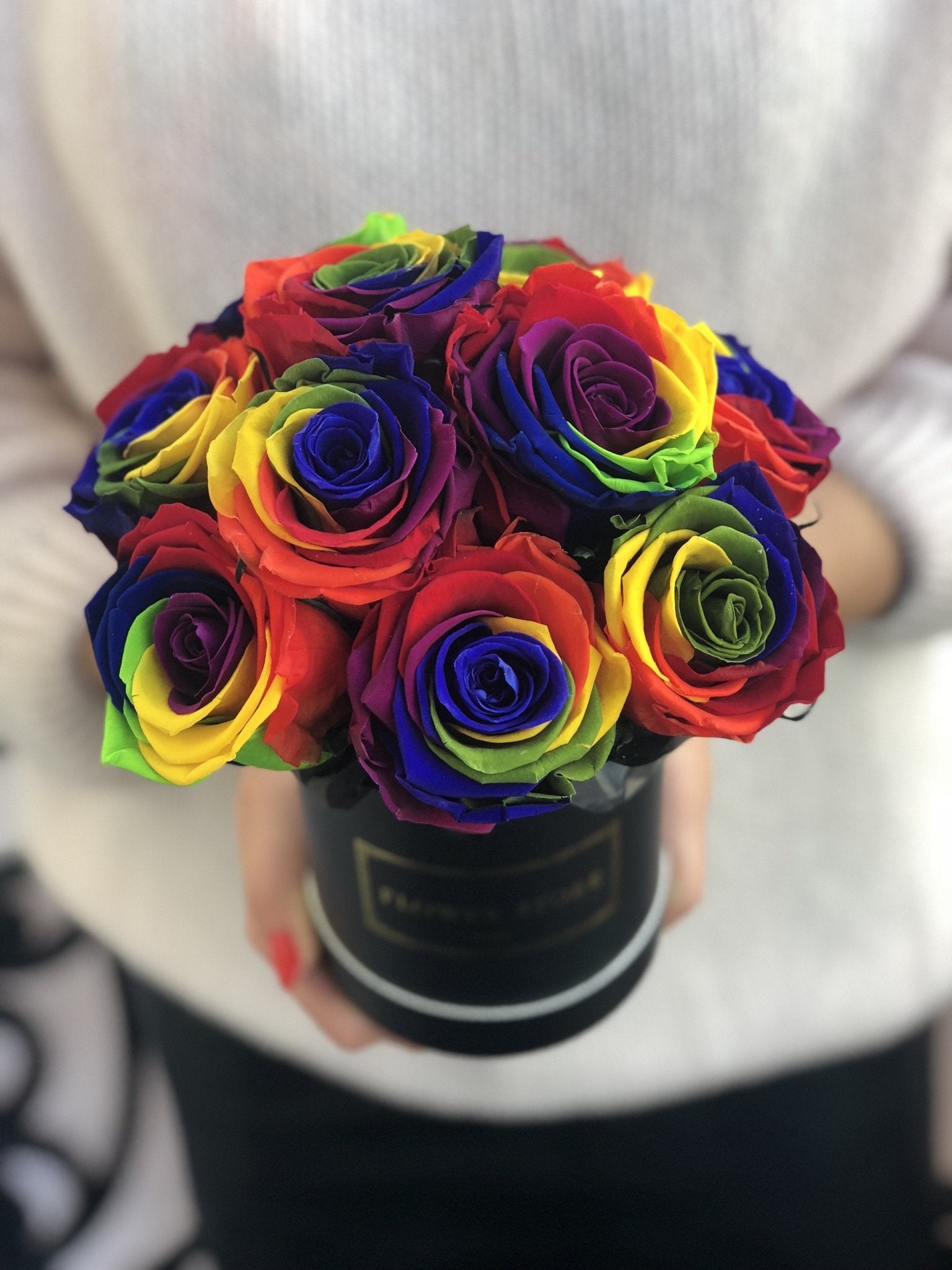 Tęczowe wieczne róże w czarnym pudełku - kwiaty Flower Store Warszawa
