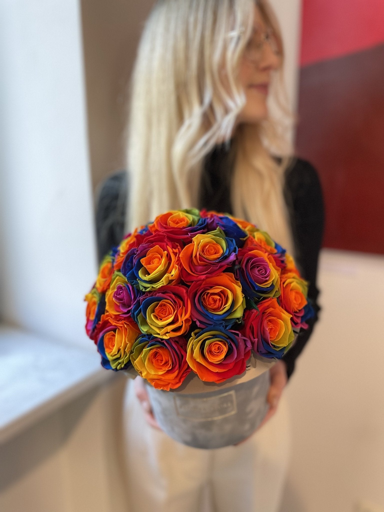 Tęczowe wieczne róże w szarym flokowanym flowerboxie - kwiaty Flower Store Warszawa