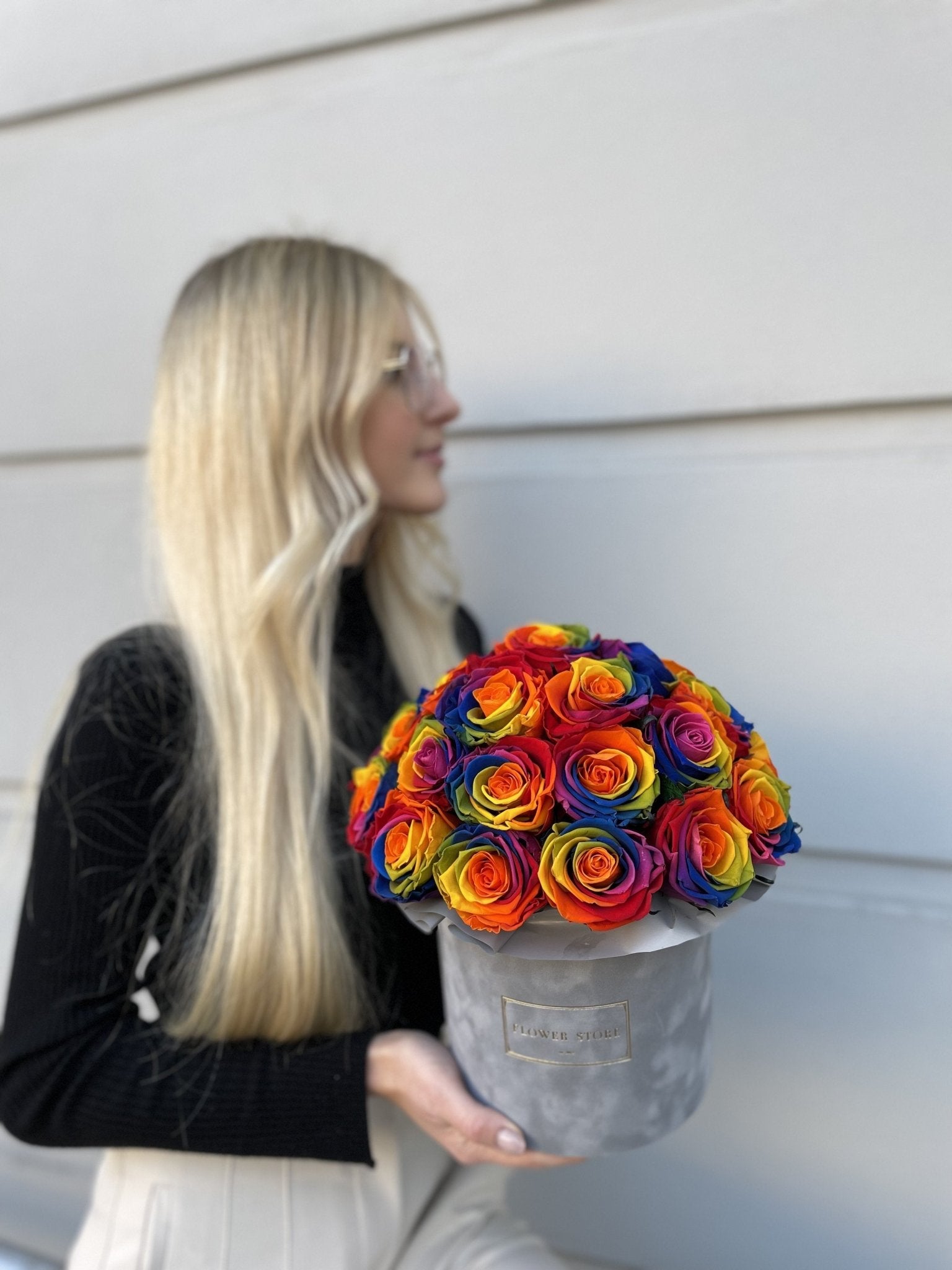 Tęczowe wieczne róże w szarym flokowanym flowerboxie - kwiaty Flower Store Warszawa