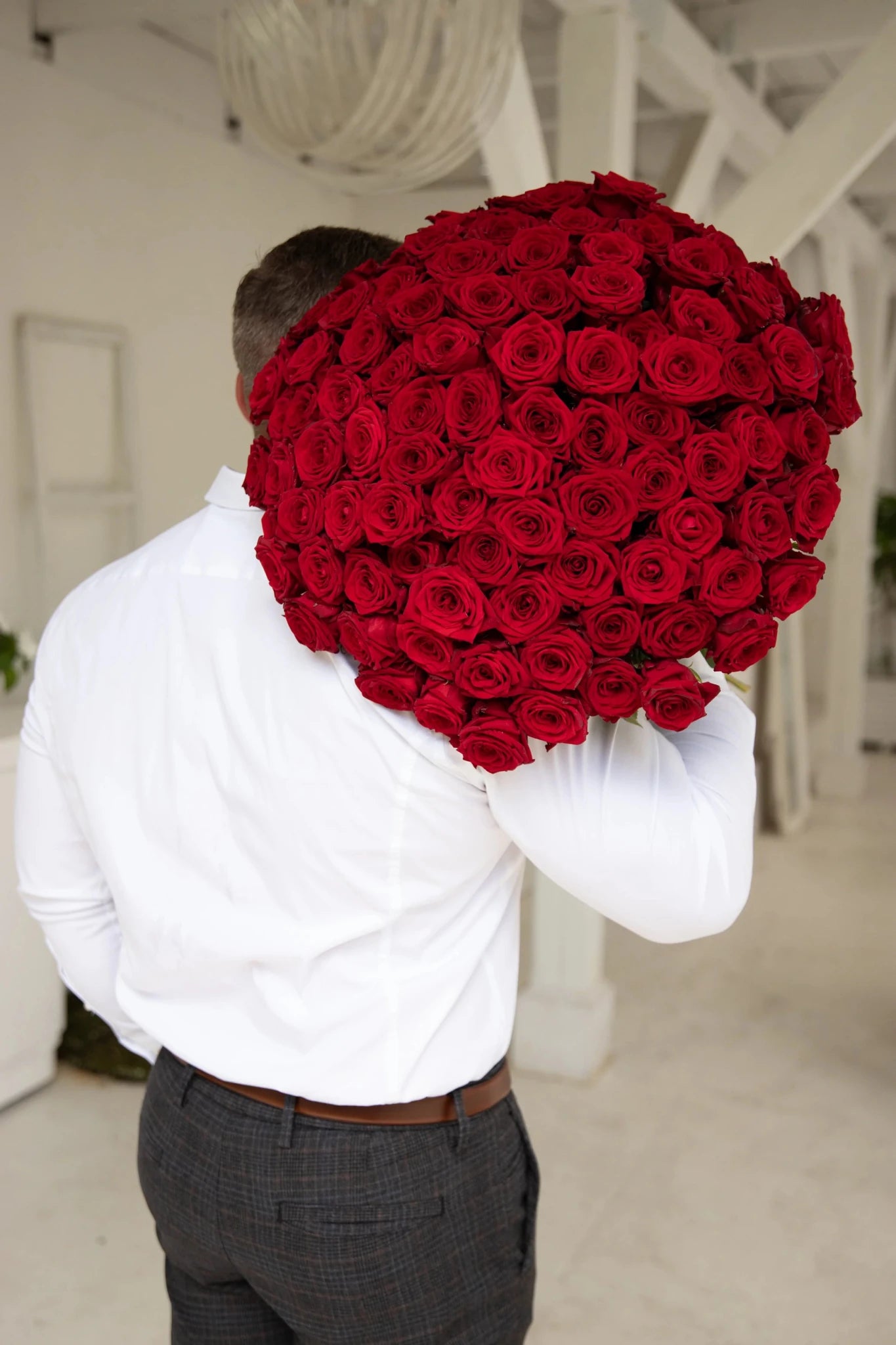 Urodzinowy Bukiet z Czerwonych Róż – Wyraź Miłość Klasycznym Gestem - kwiaty Flower Store Warszawa