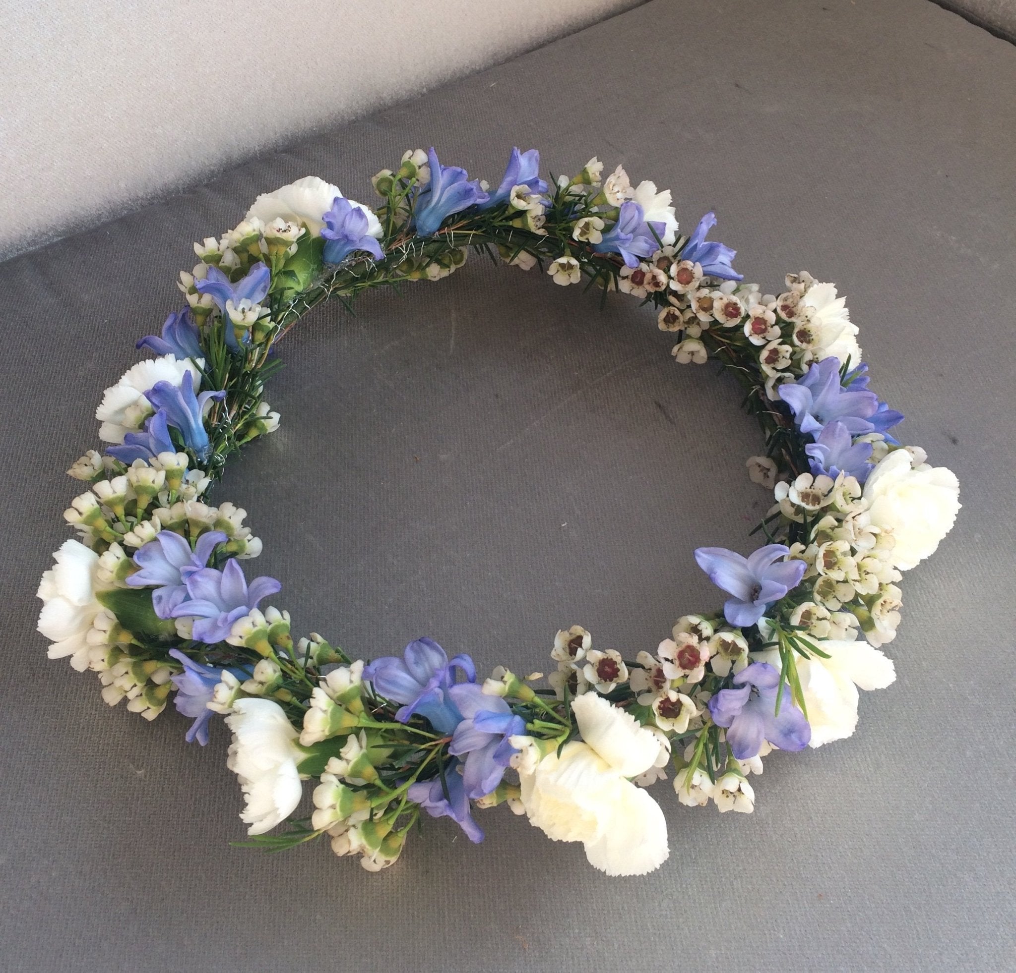 Wianek na głowę - kwiaty żywe, niebiesko biały - kwiaty Flower Store Warszawa