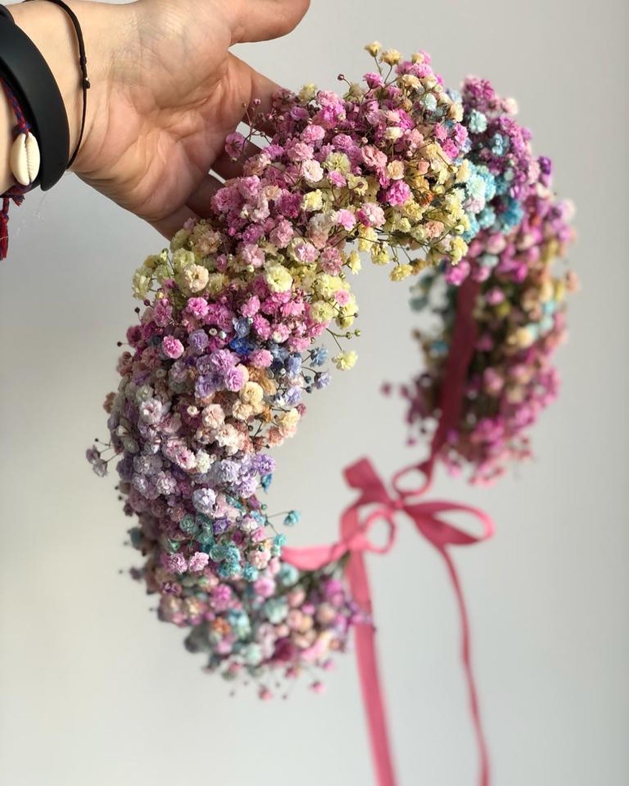 Wianek na głowę Z kolorowej gipsówki - kwiaty żywe - kwiaty Flower Store Warszawa