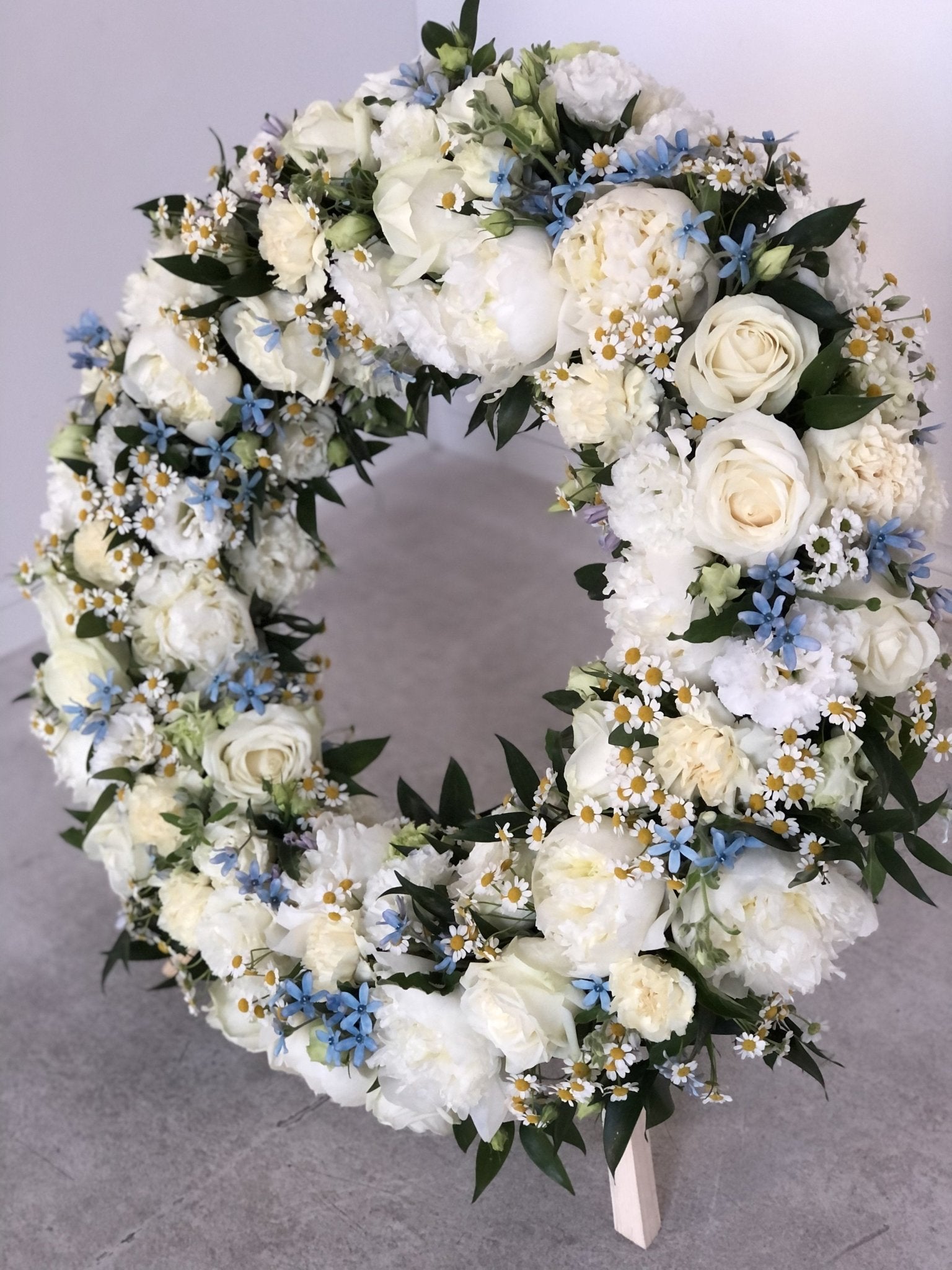 Wieniec Pogrzebowy Dekoracja wianek „tęsknota” kwiaty żywe - kwiaty Flower Store Warszawa