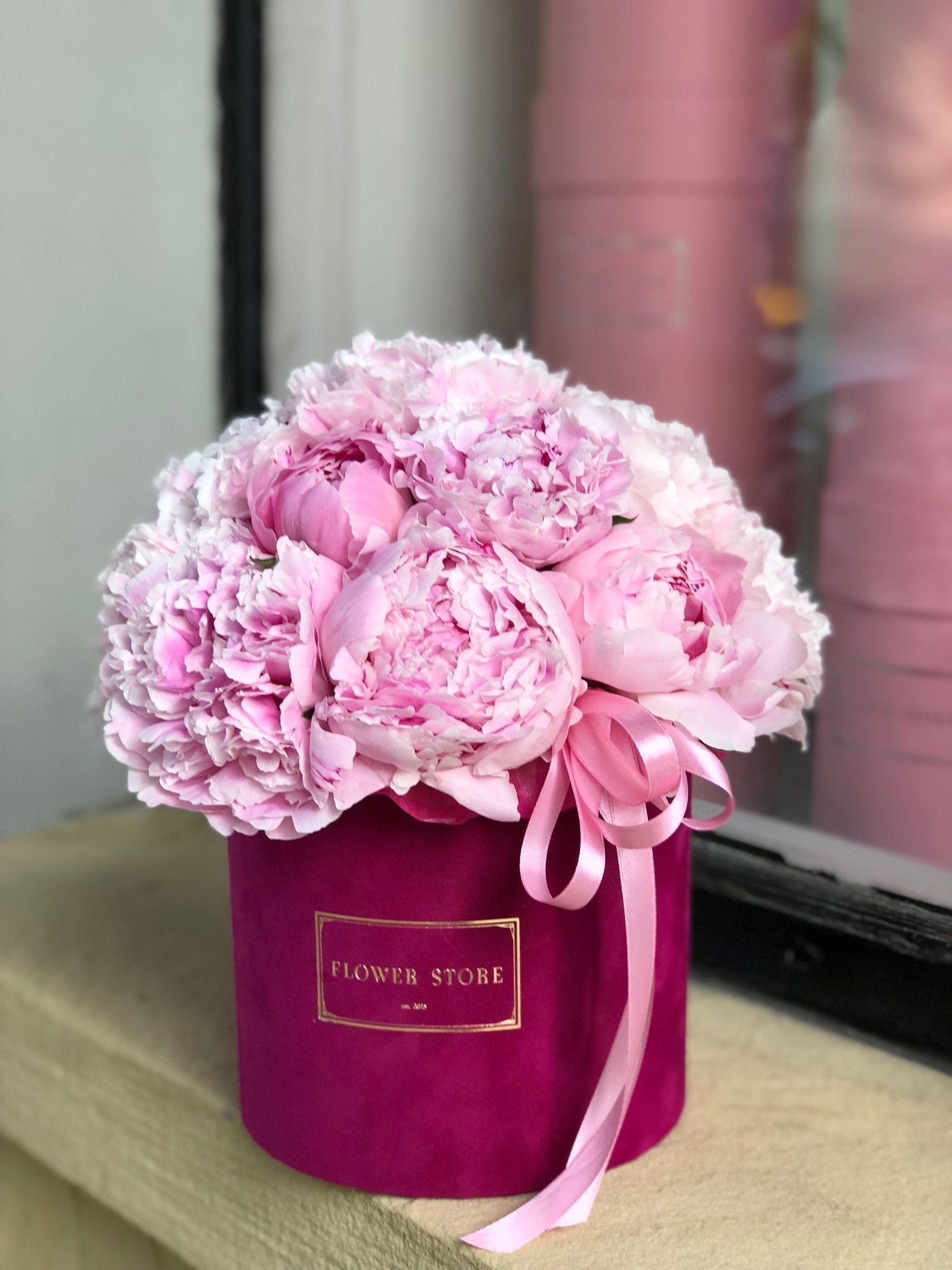 Wytworny Flowerbox z Piwoniami Elegancja i Klasyka w Jednym - kwiaty Flower Store Warszawa