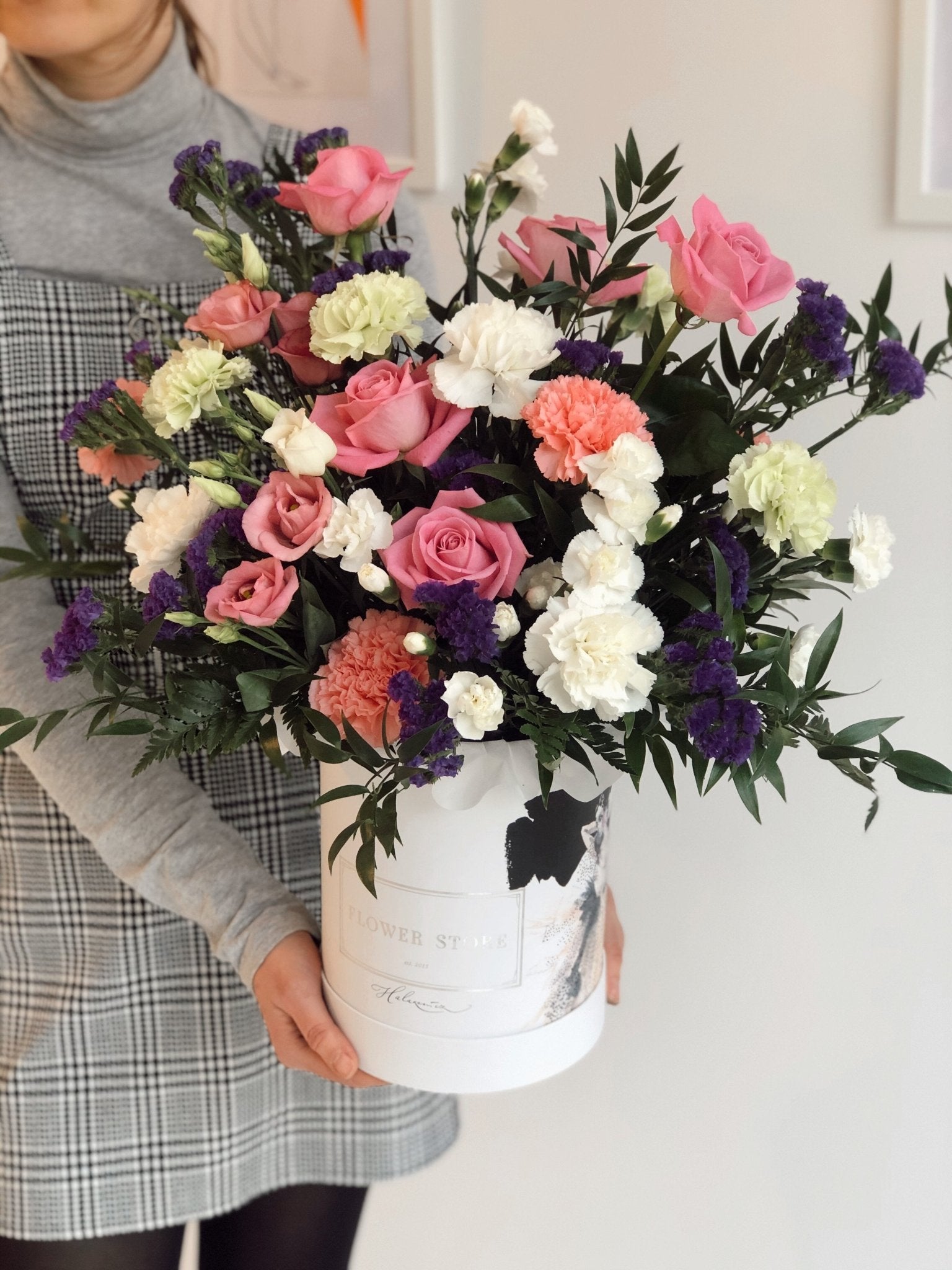 Zwiewna wiosenna kompozycja w białym flowerboxie - kwiaty żywe - kwiaty Flower Store Warszawa