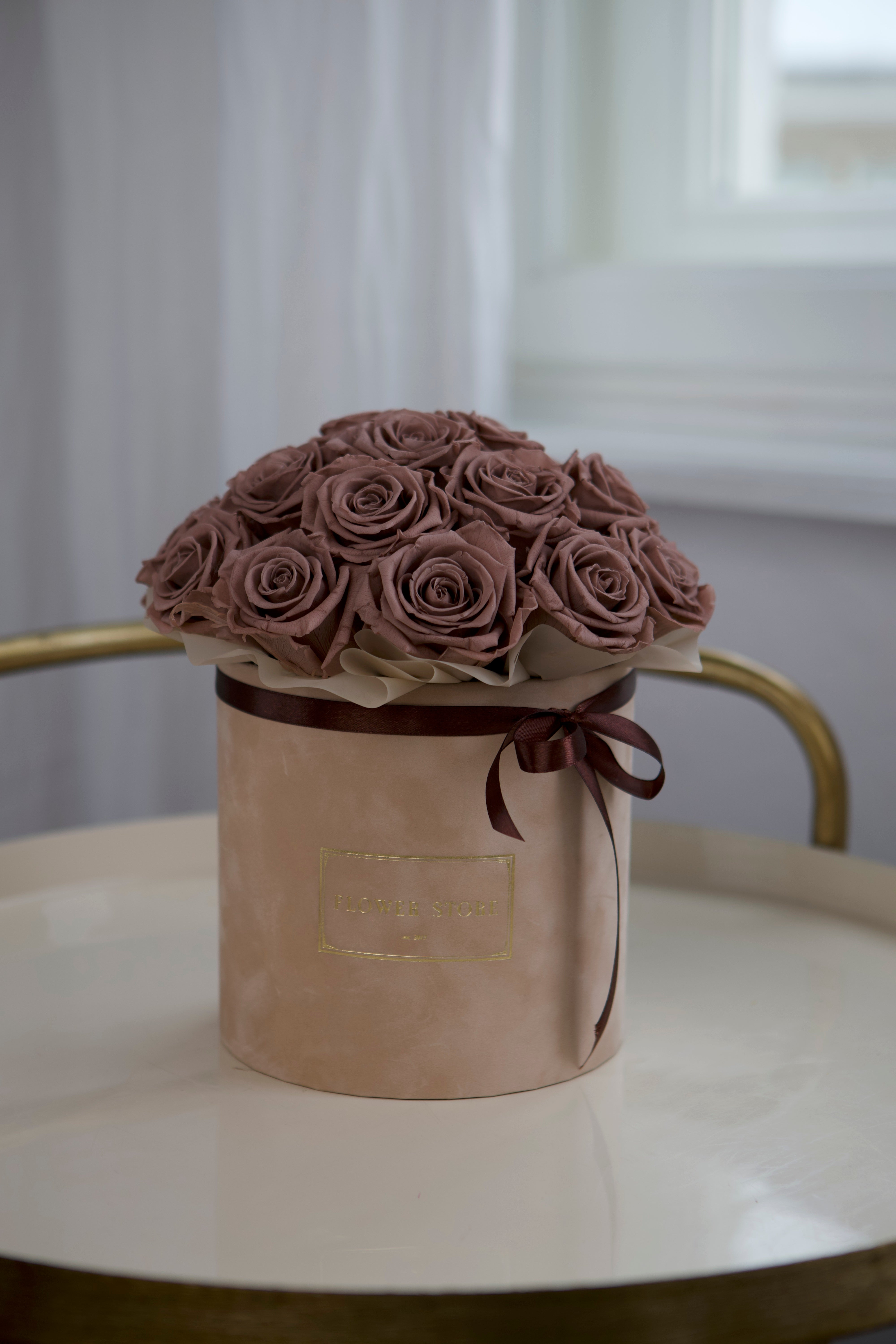 Midnight Toffie eternal roses - beige flocked flowerbox dome