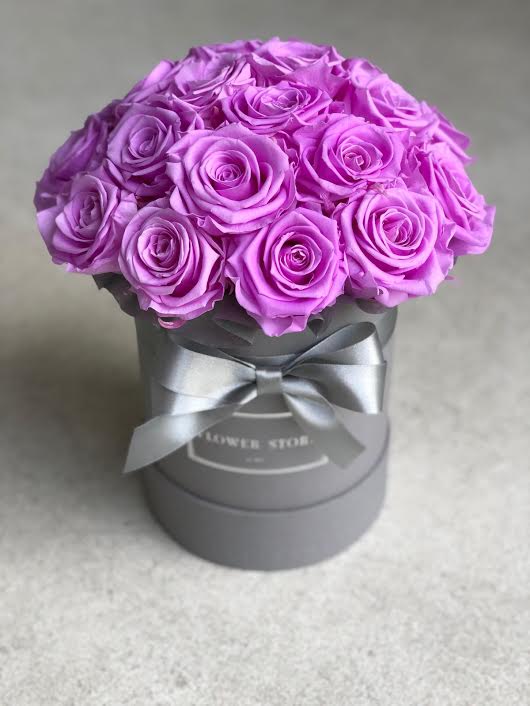 Szary flokowany box z liliowymi wiecznymi różami