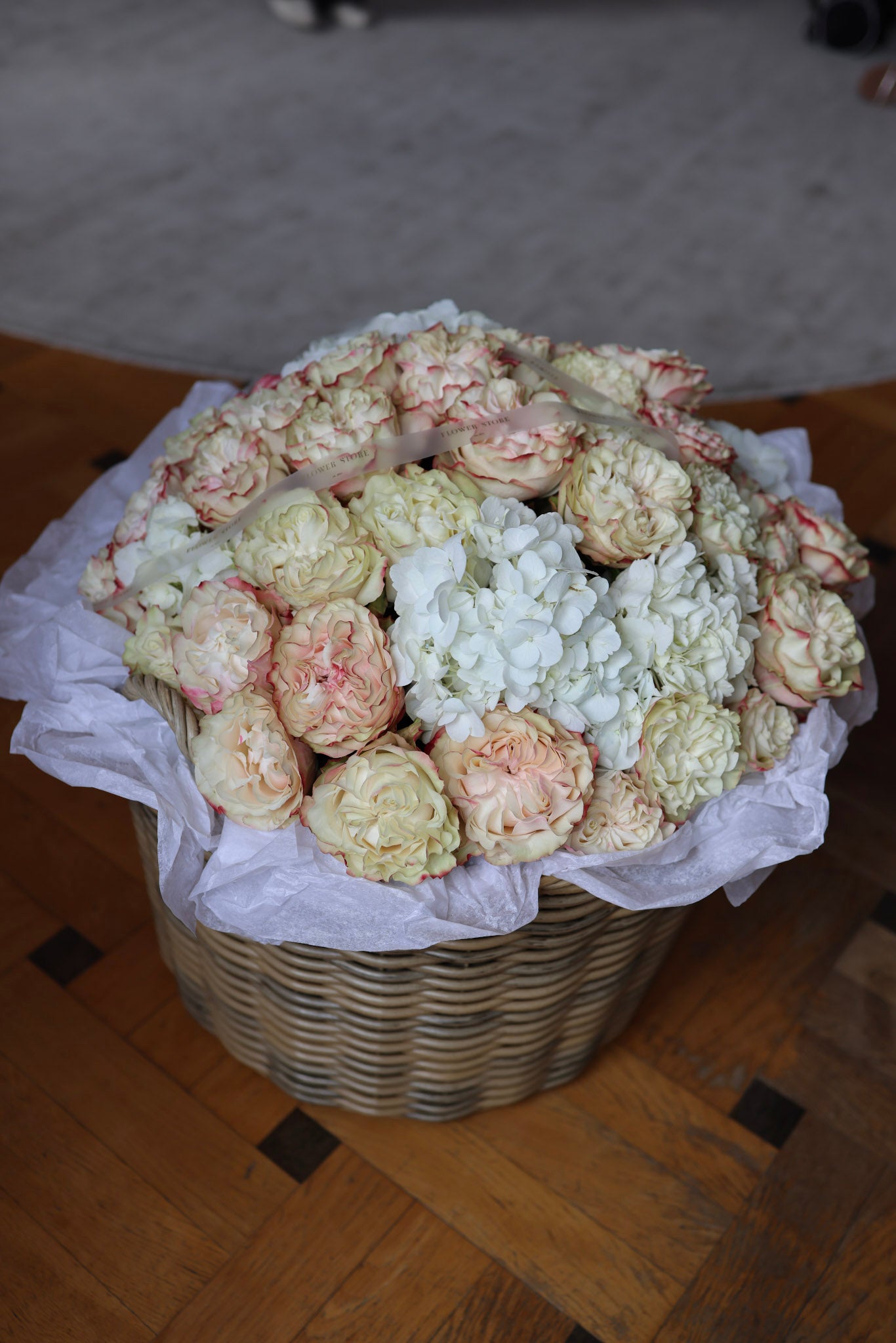 Kosz Róż i Hortensji „Różany Ogród”