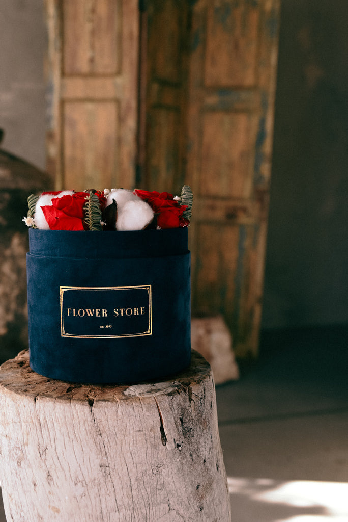 Granatowy świąteczny box z wiecznymi różami