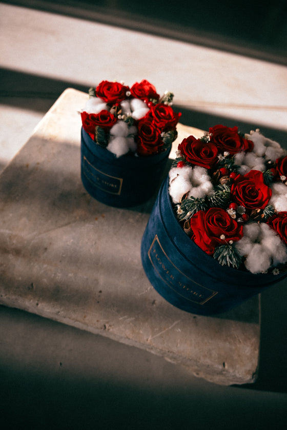 Granatowy świąteczny box z wiecznymi różami