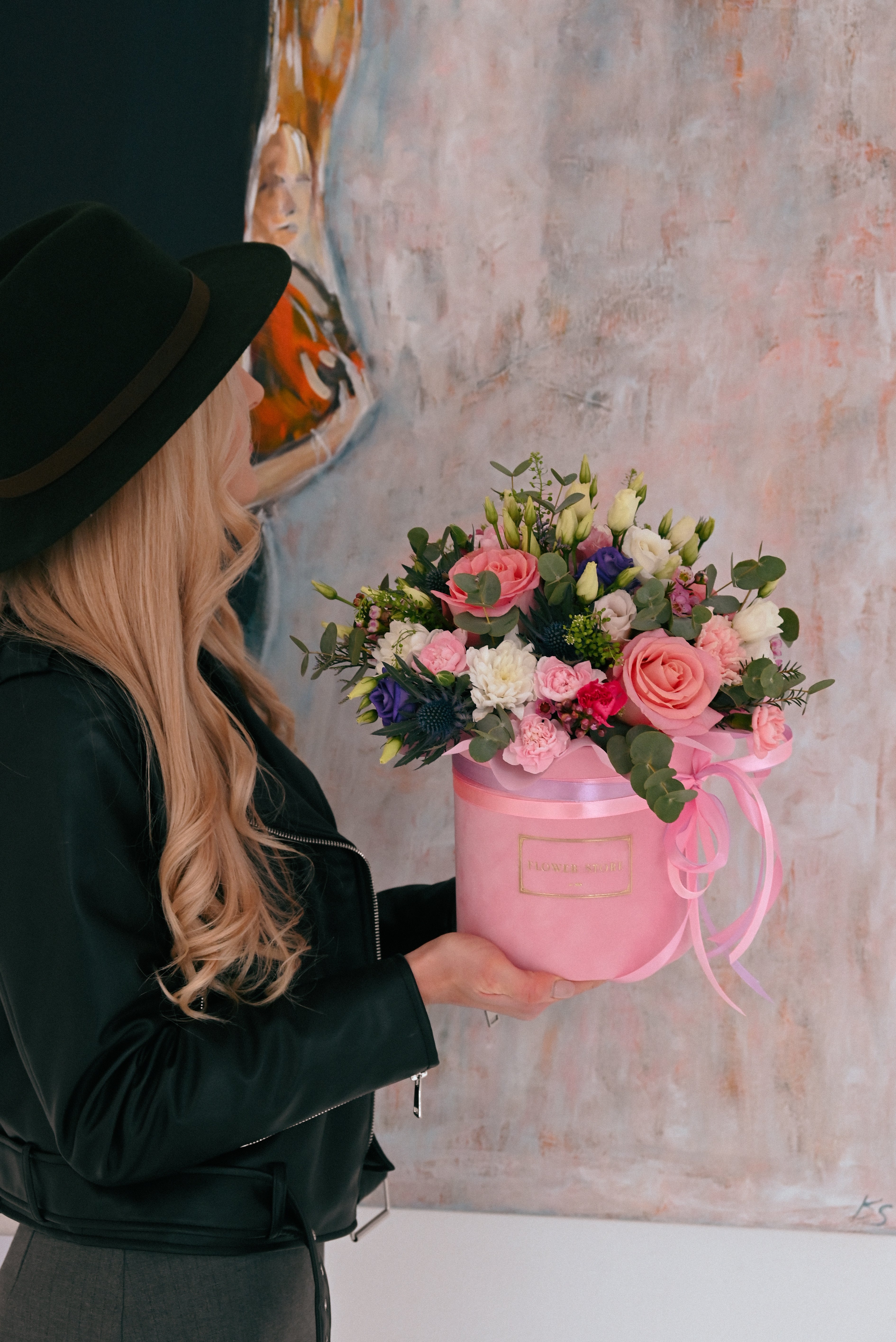 Розовая коробочка с весенней цветочной композицией