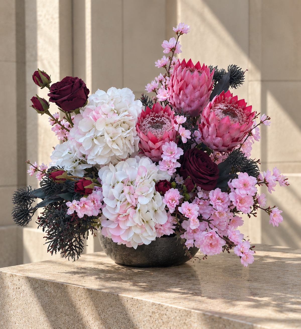 Kompozycja nagrobna ze sztucznych kwiatów 55 x 55 cm w odcieniach różu i bieli – Flower Store