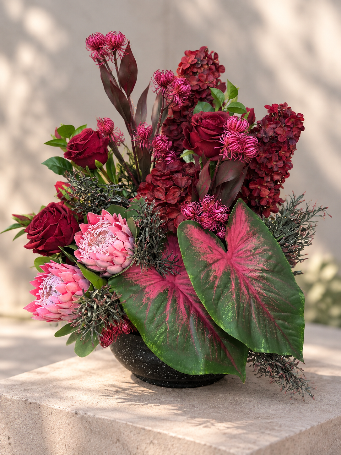 Bordowa kompozycja nagrobna ze sztucznych kwiatów 50 x 50 cm – Flower Store