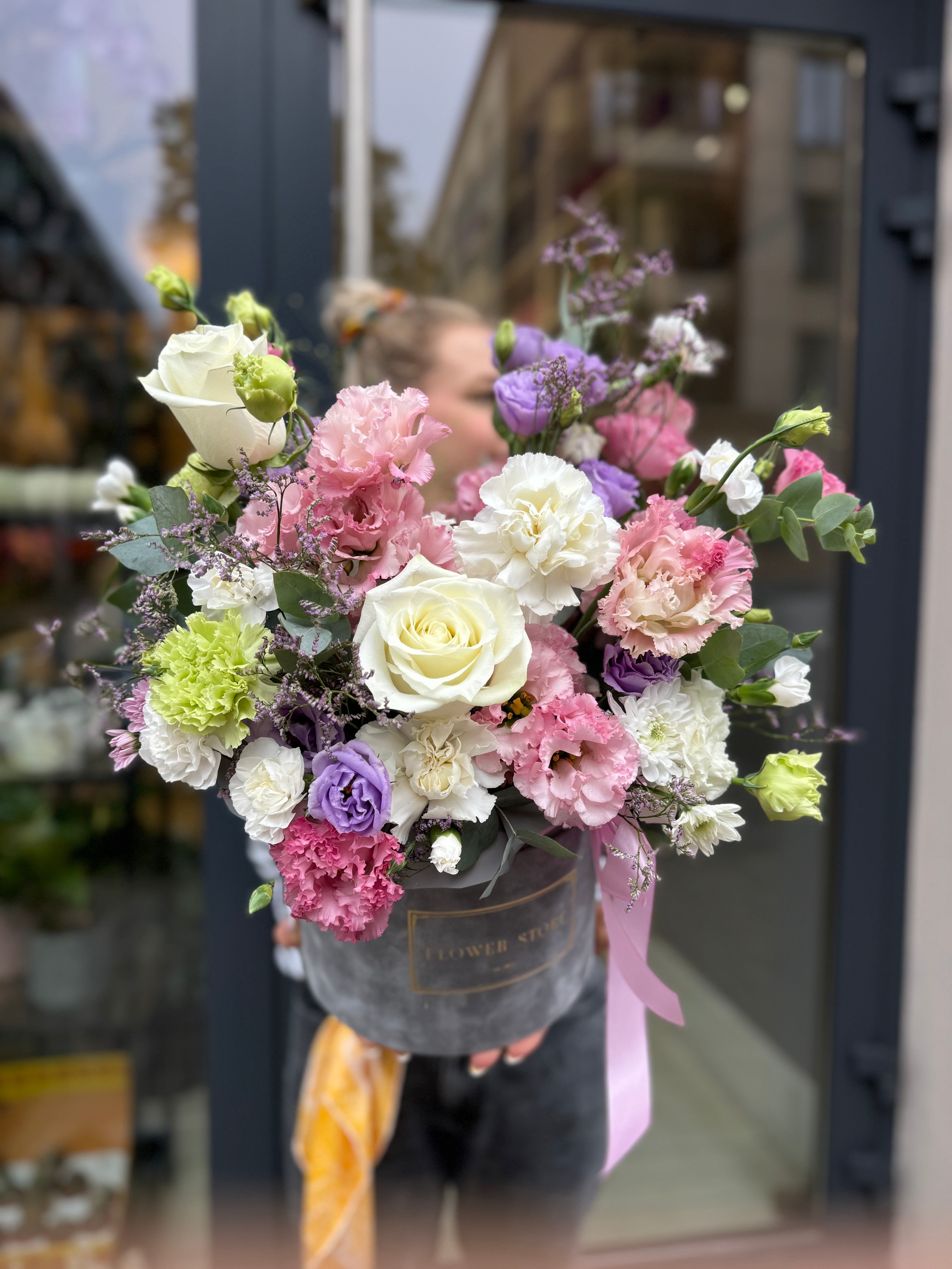 Zwiewna kompozycja szary flokowany flowerbox - kwiaty żywe