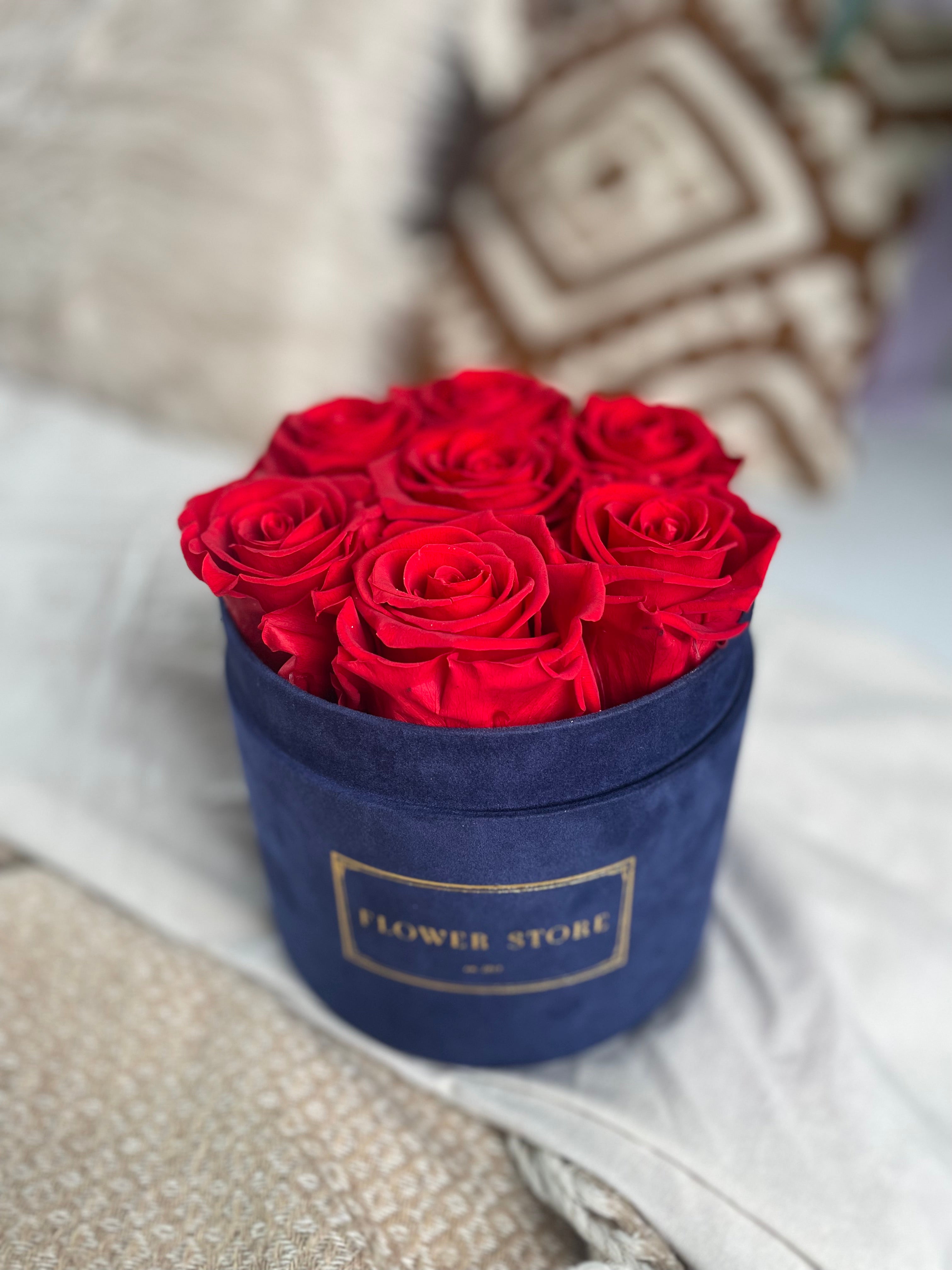 Вечные розы - темно-синяя флокированная коробка среднего размера.