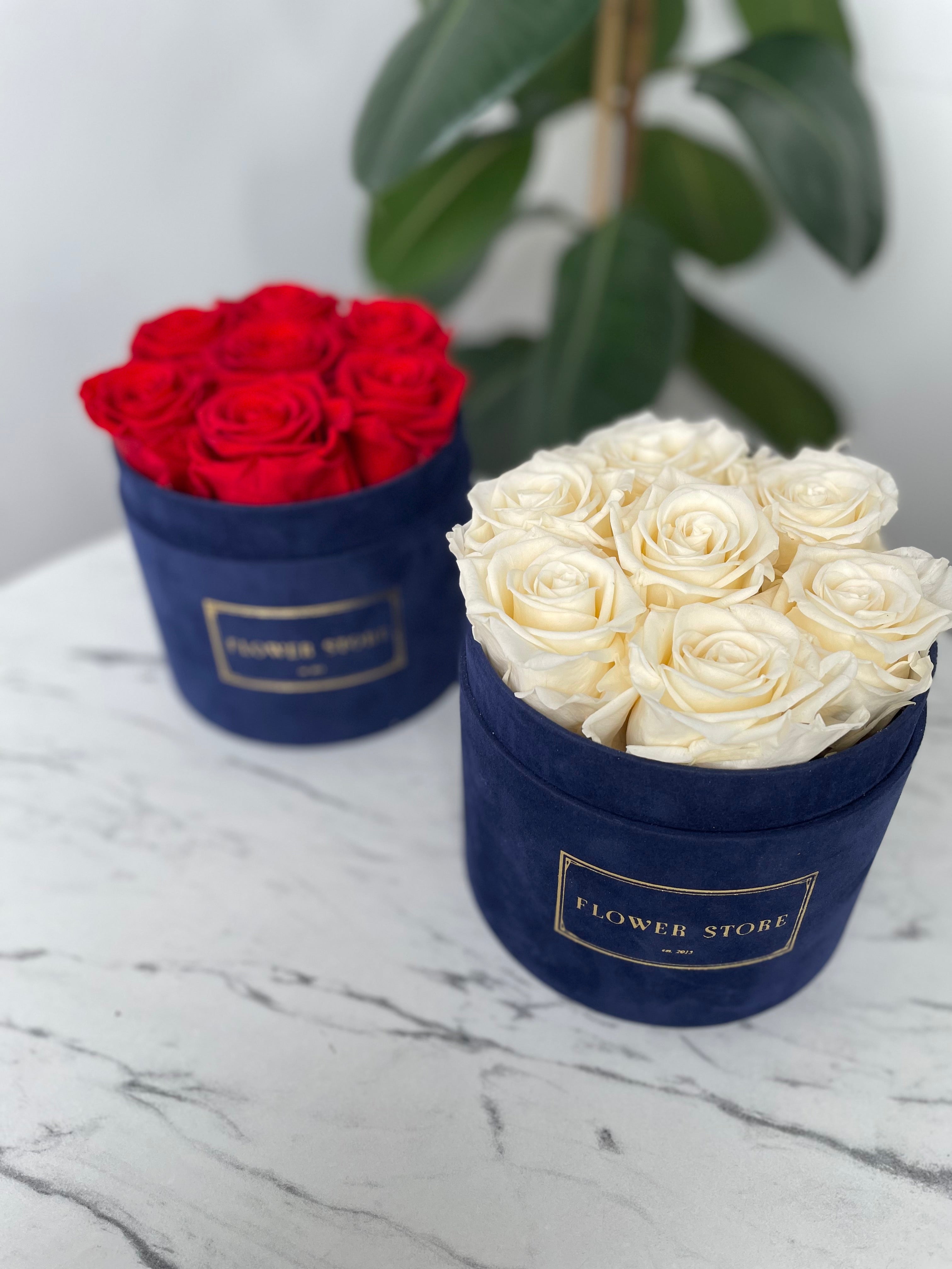 Вечные розы - темно-синяя флокированная коробка среднего размера.