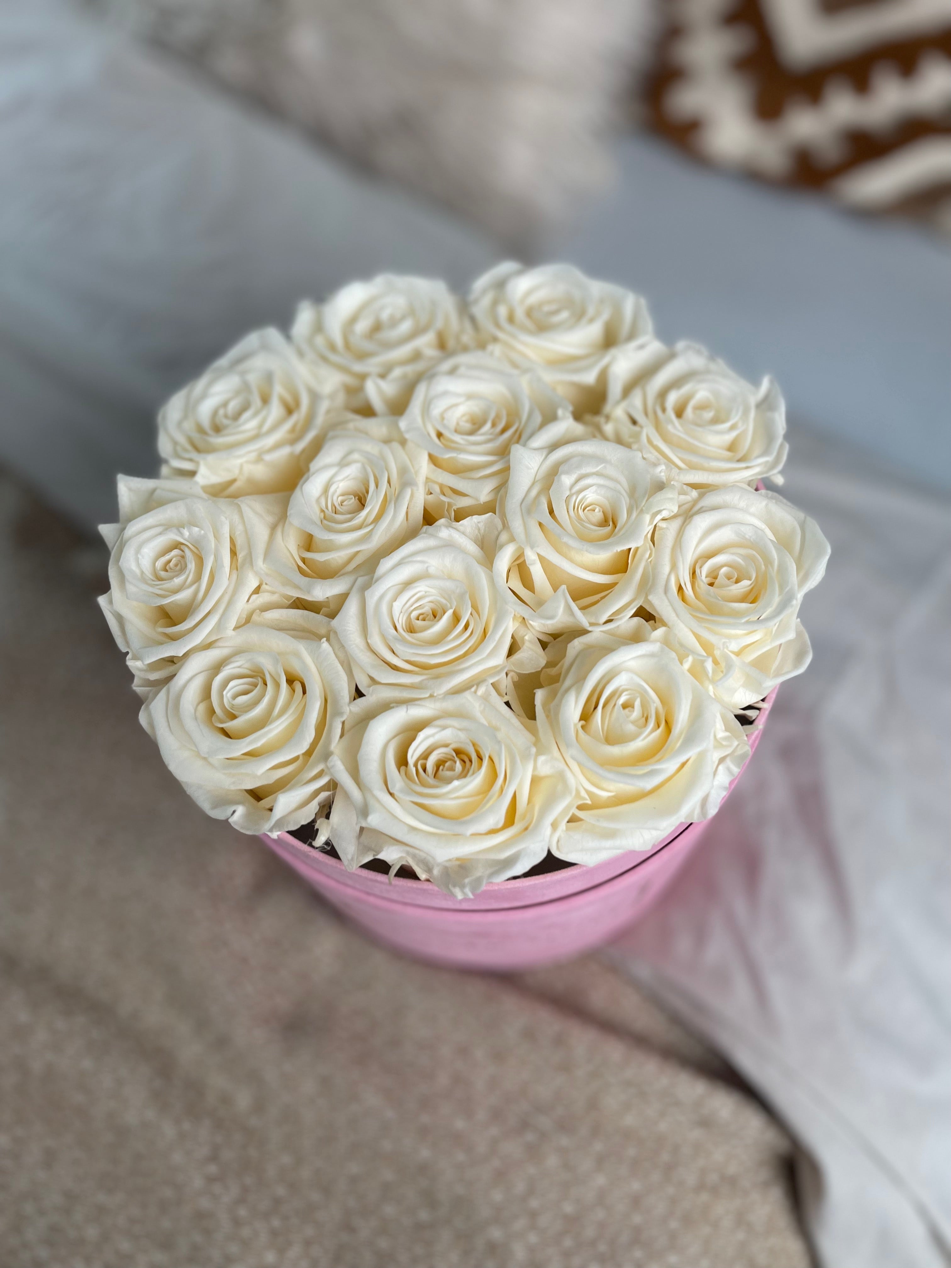 Вечные розы - большая флокированная розовая коробка.