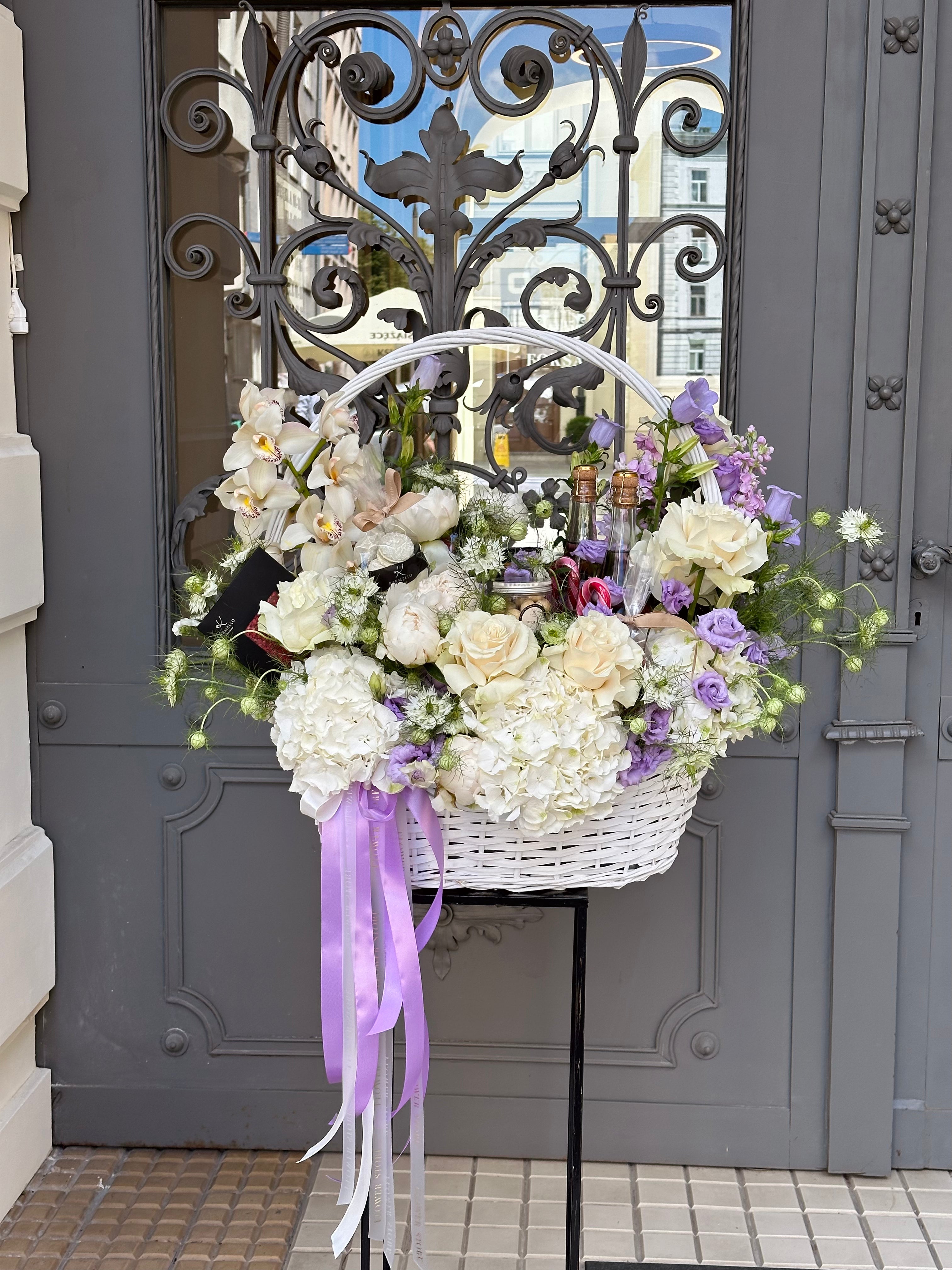 Kosz Kwiatów „Kwiatowy Kiss”