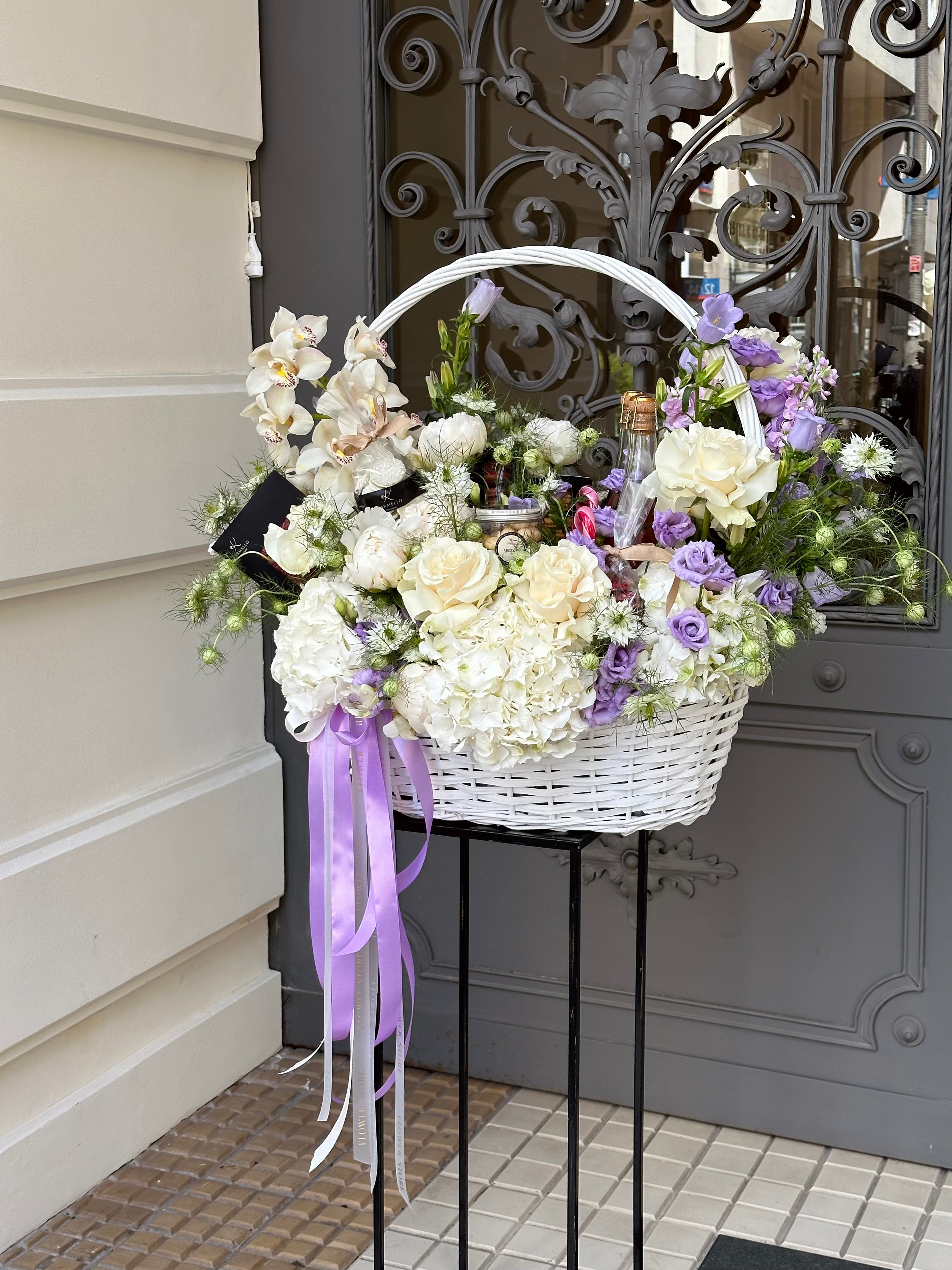 Kosz Kwiatów „Kwiatowy Kiss”