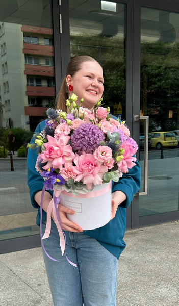 Letni Czar – flower box z osetem, hortensją i różami | Flowerstore.pl