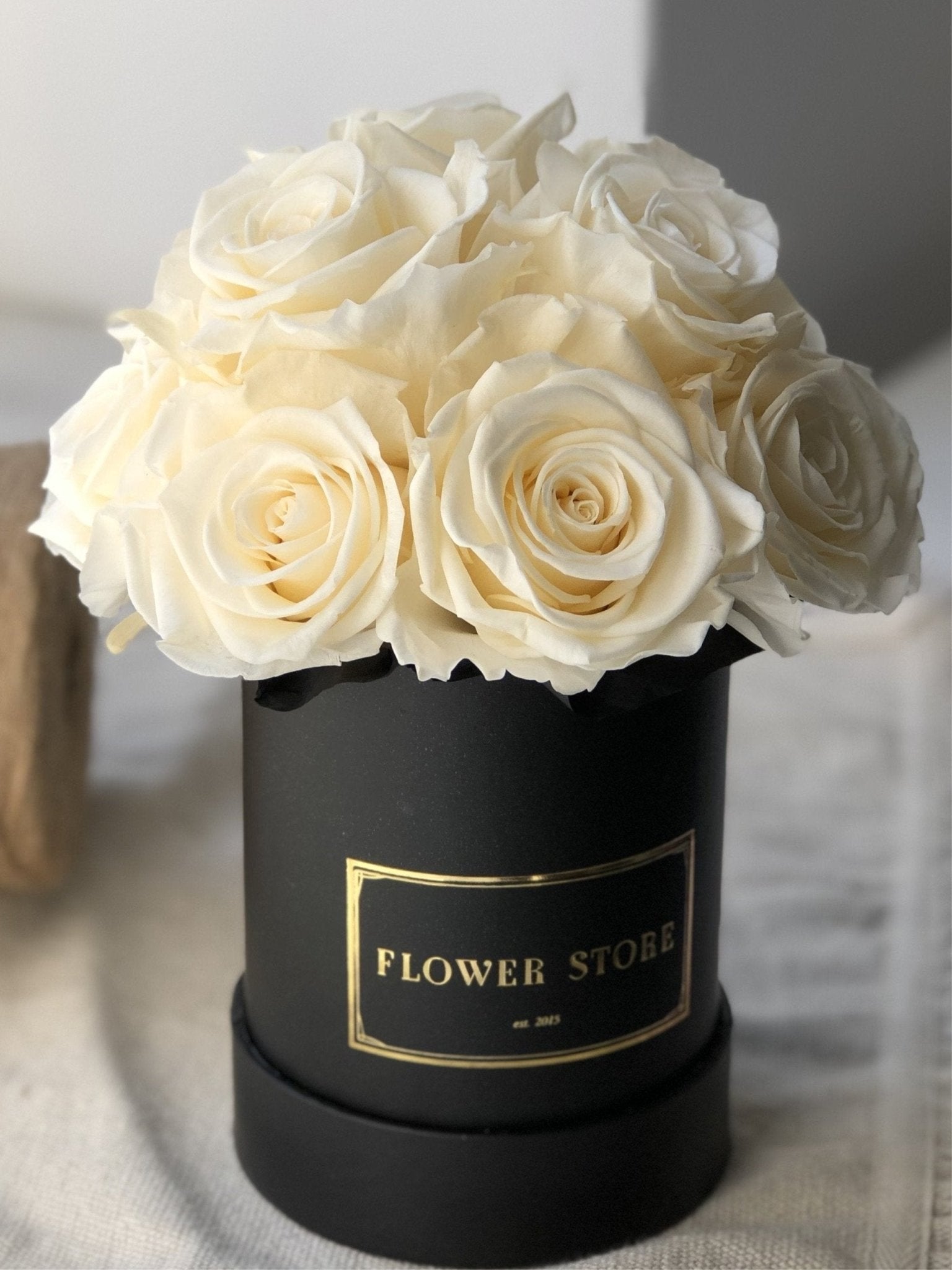 Białe Wieczne róże w czarnym flowerboxie - kwiaty Flower Store Warszawa