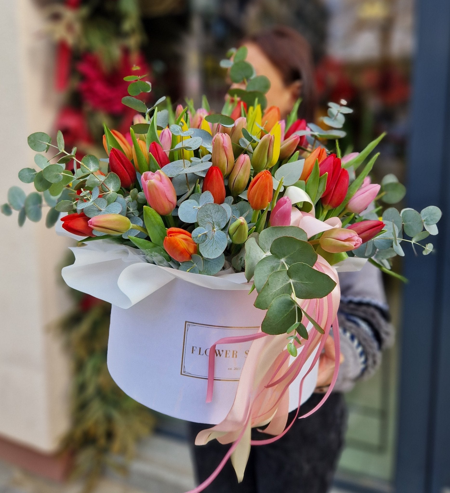 Biały grande flowerbox z tulipanami - kwiaty Flower Store Warszawa