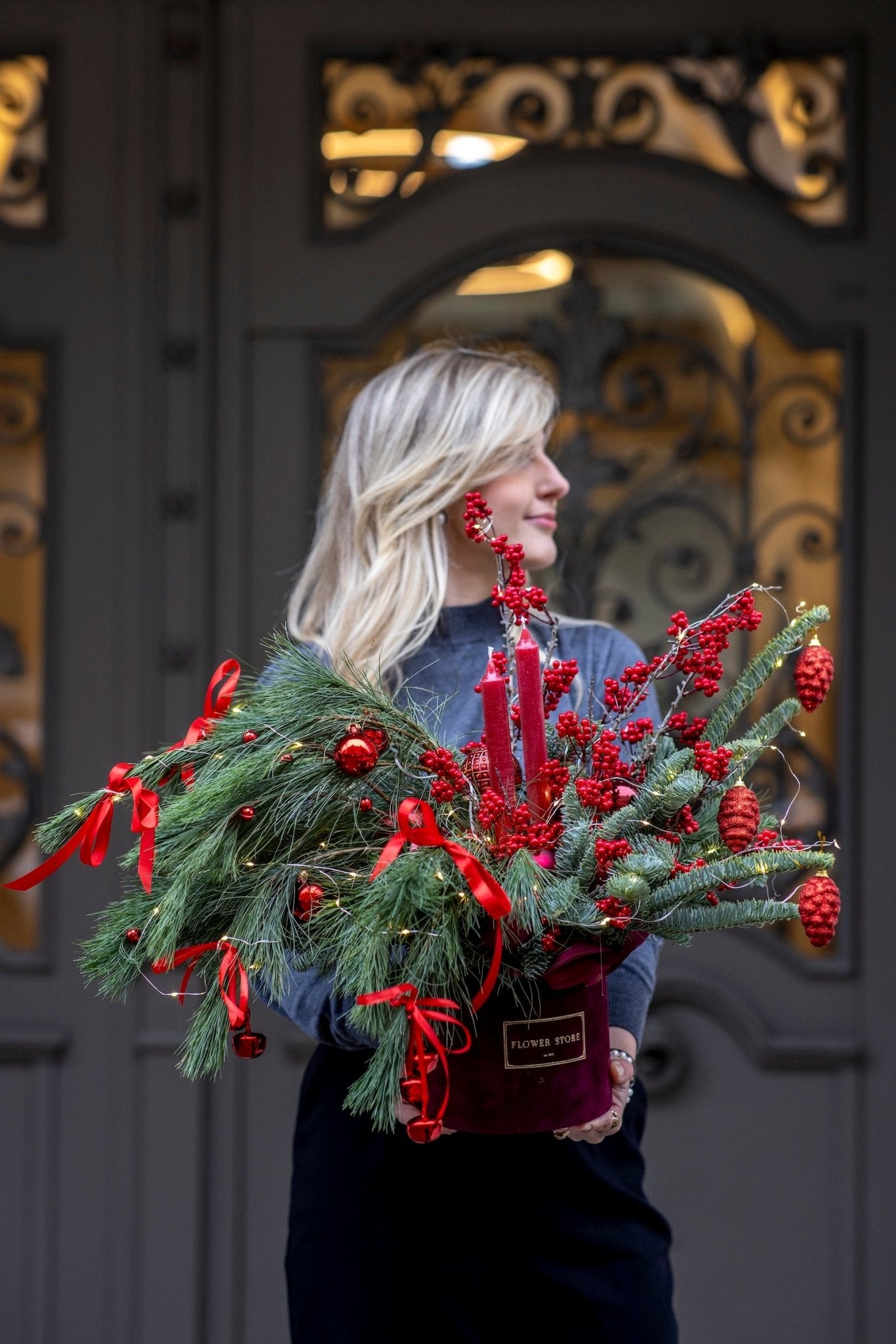 Bordowe Otulenie Chwili – Stroik świąteczny z lampkami - kwiaty Flower Store Warszawa