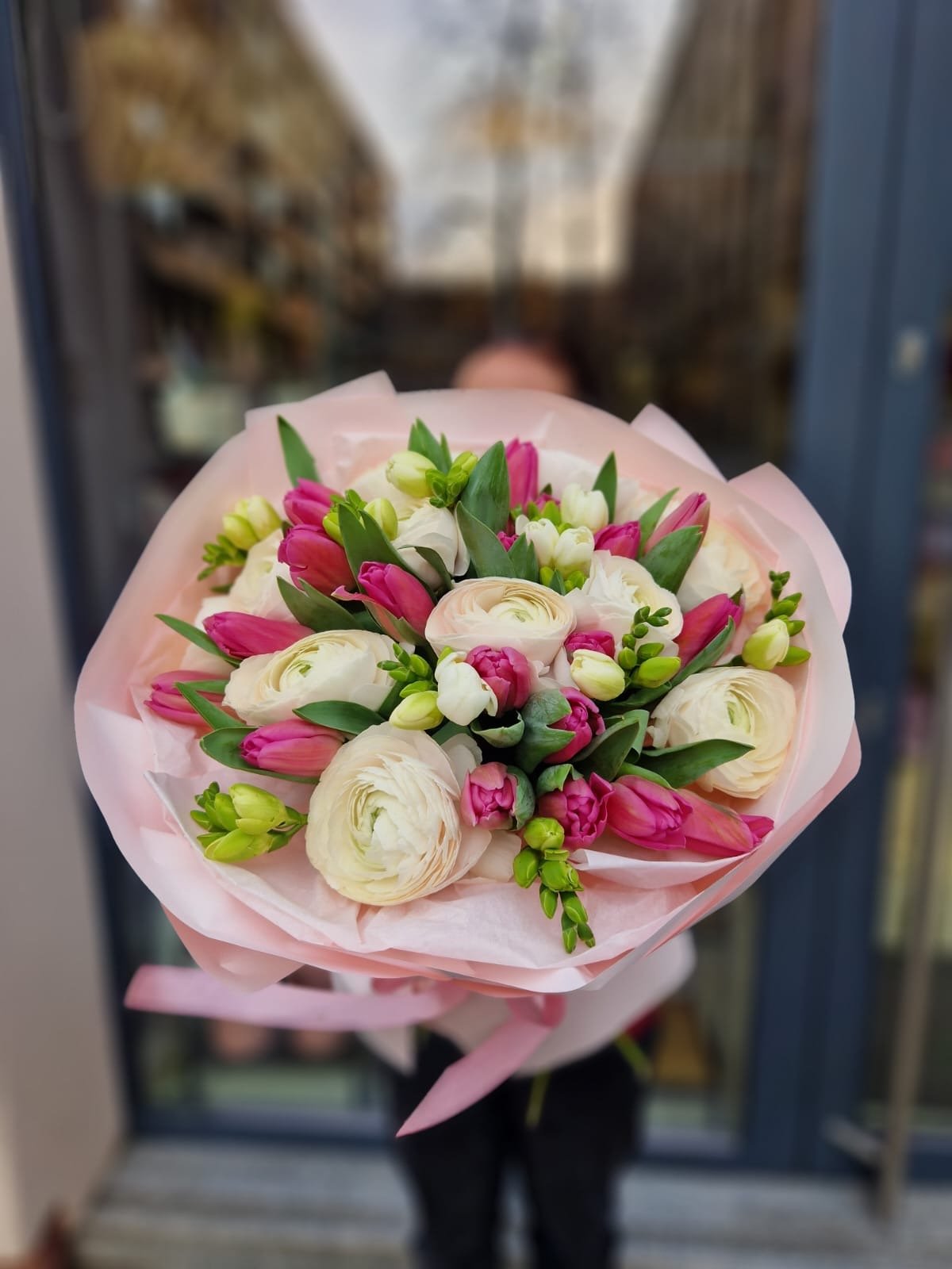 Bukiet Kwiatów Frezje Tulipany i Jaskry - kwiaty Flower Store Warszawa