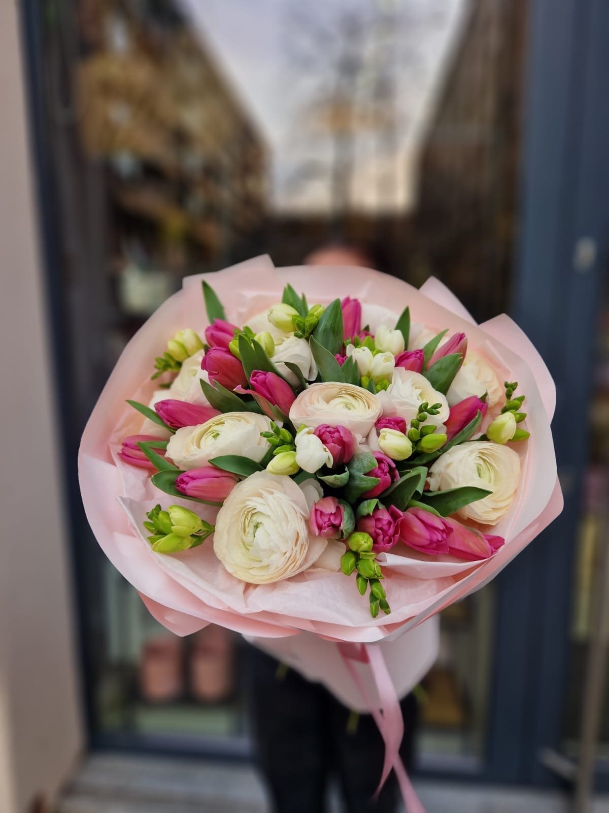 Bukiet Kwiatów Frezje Tulipany i Jaskry - kwiaty Flower Store Warszawa