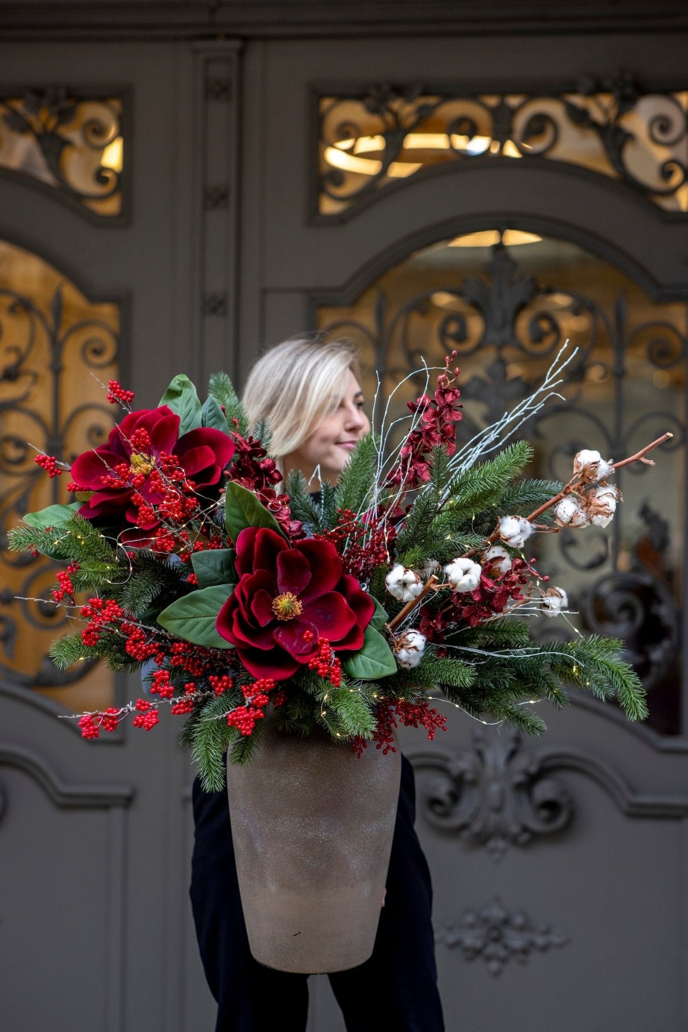 Bukiet w Wazonie – Burgundowa Opowieść Świątecznej Nocy - kwiaty Flower Store Warszawa