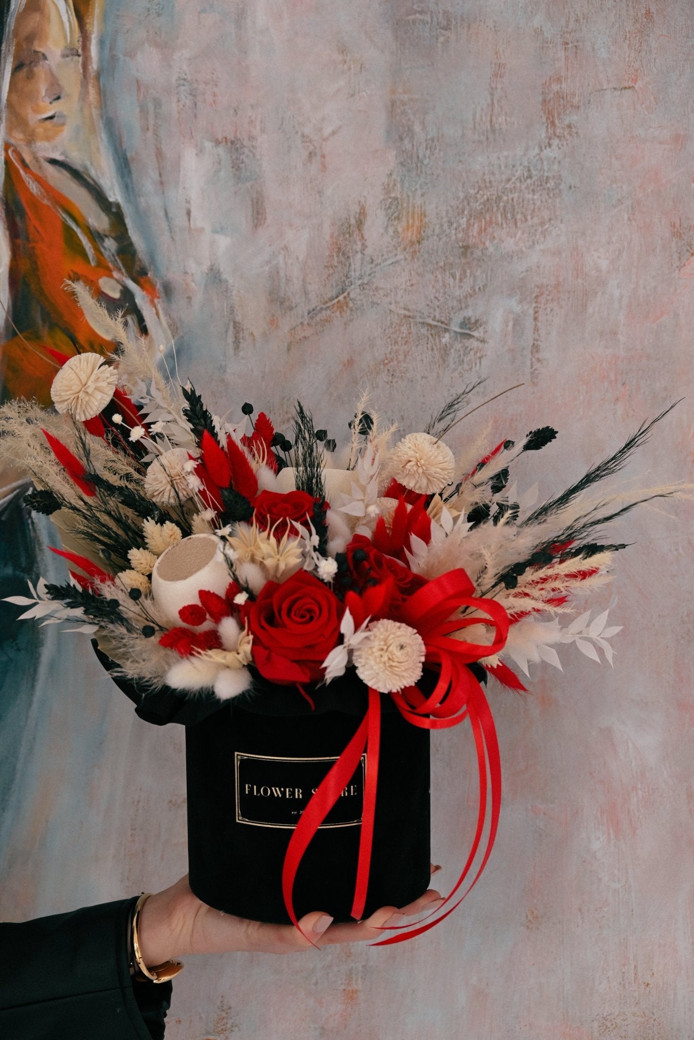 Czerwona Elegancja w Czerni - kwiaty Flower Store Warszawa