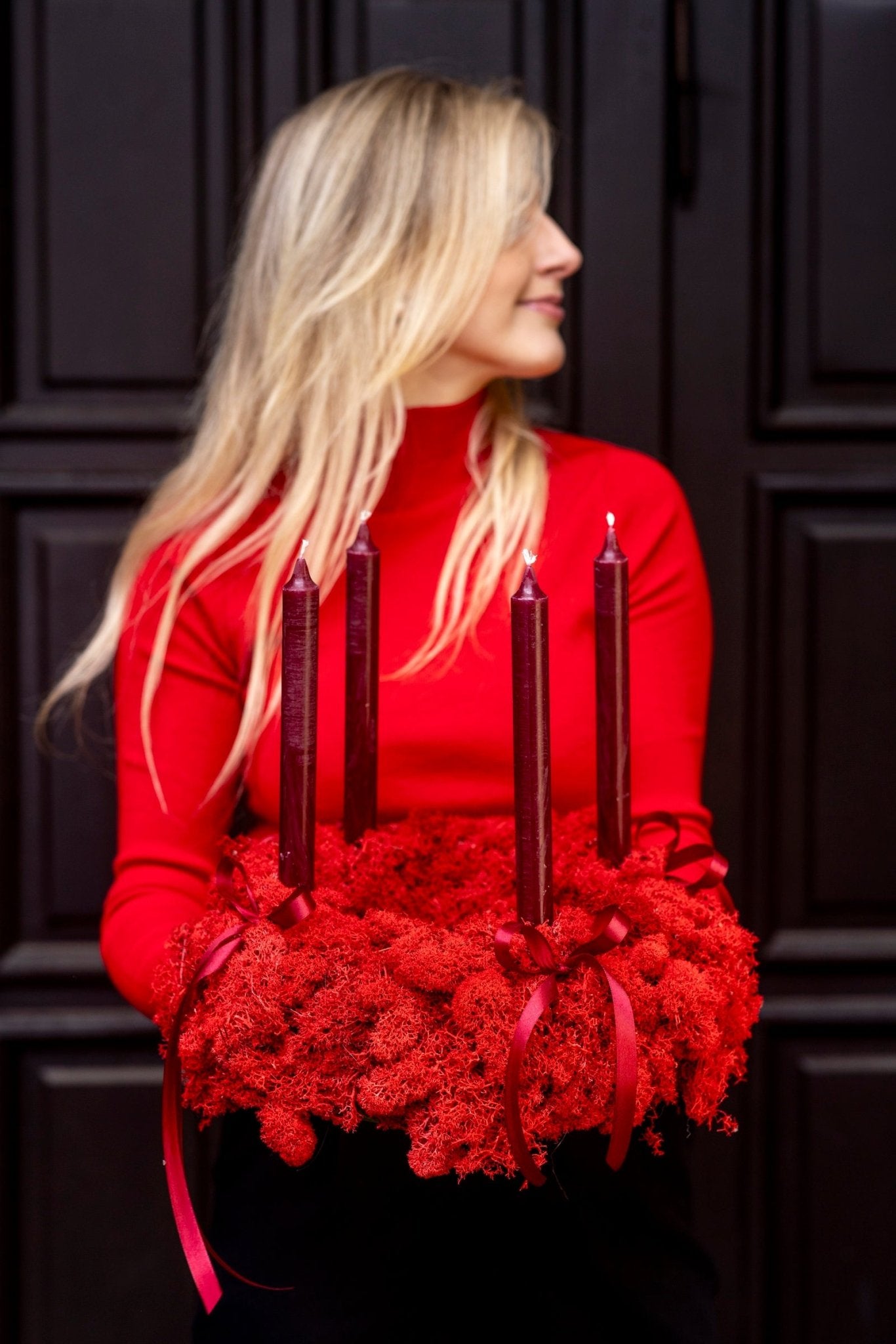 Czerwone Światło Wieczoru – Naturalny Wianek Świąteczny na Stół - kwiaty Flower Store Warszawa