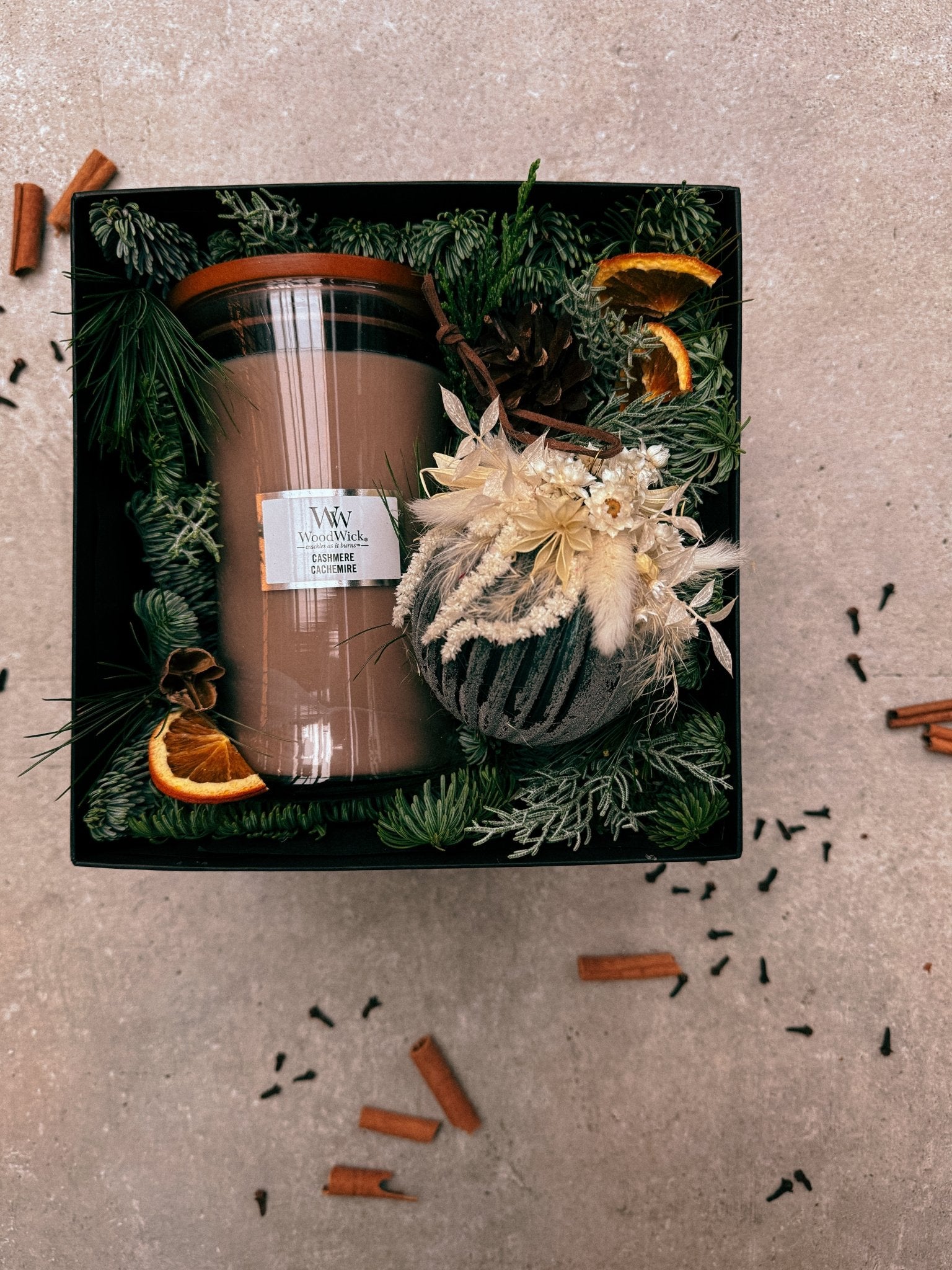 Ekskluzywny Flowerbox Świąteczny: Wybierz Między Sercem a Kwadratem z Yankee Candle i Dekoracyjną Bombką - kwiaty Flower Store Warszawa