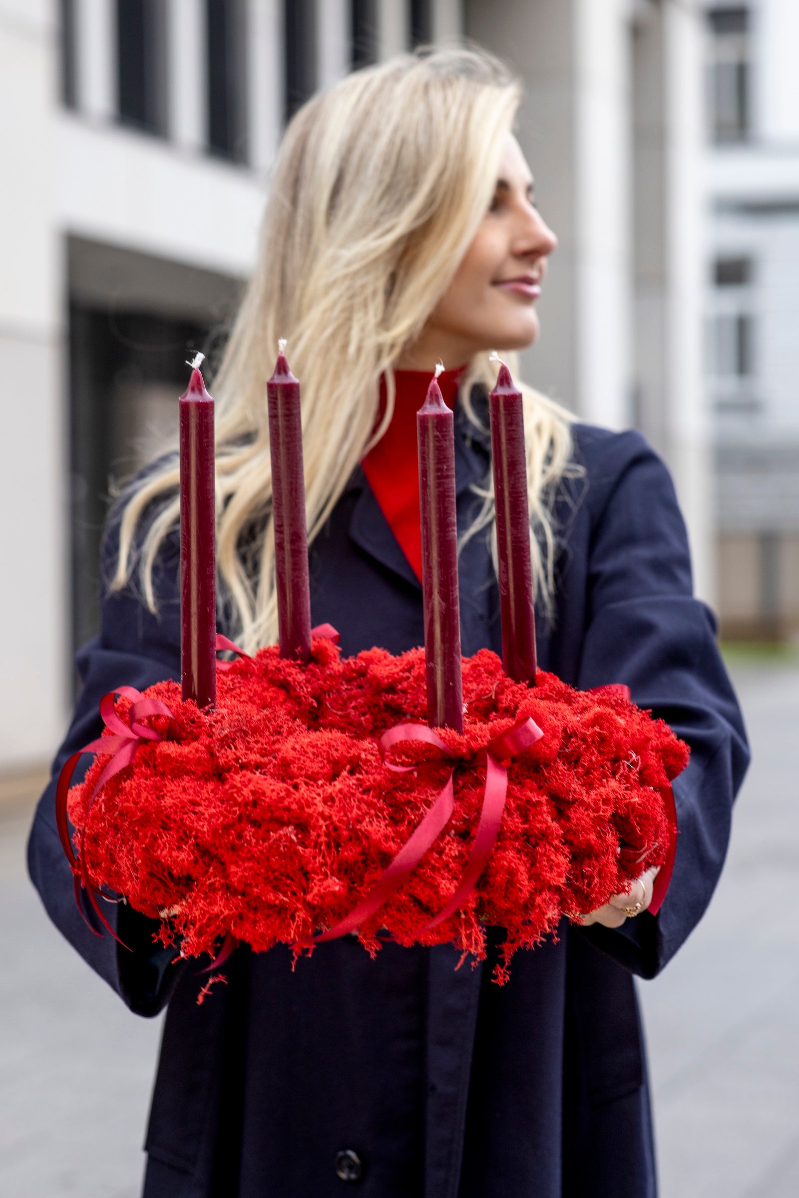 Czerwone Światło Wieczoru – Naturalny Wianek Świąteczny na Stół