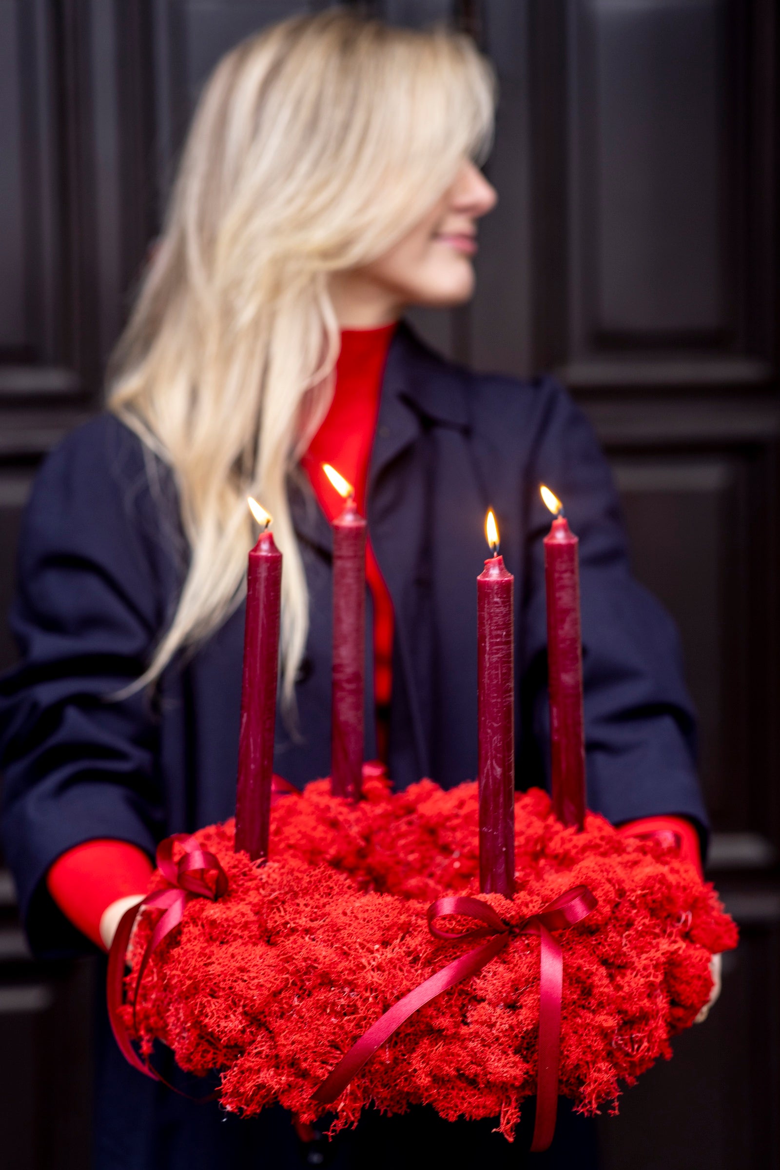 Czerwone Światło Wieczoru – Naturalny Wianek Świąteczny na Stół