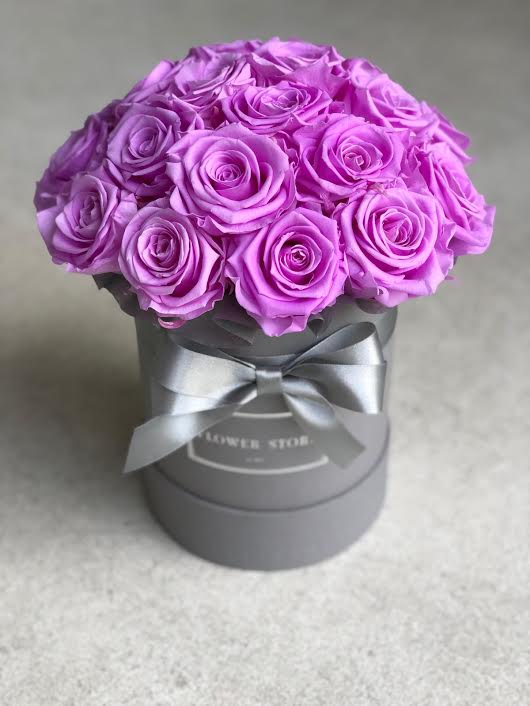 Szary flokowany box z liliowymi wiecznymi różami - kwiaty Flower Store Warszawa